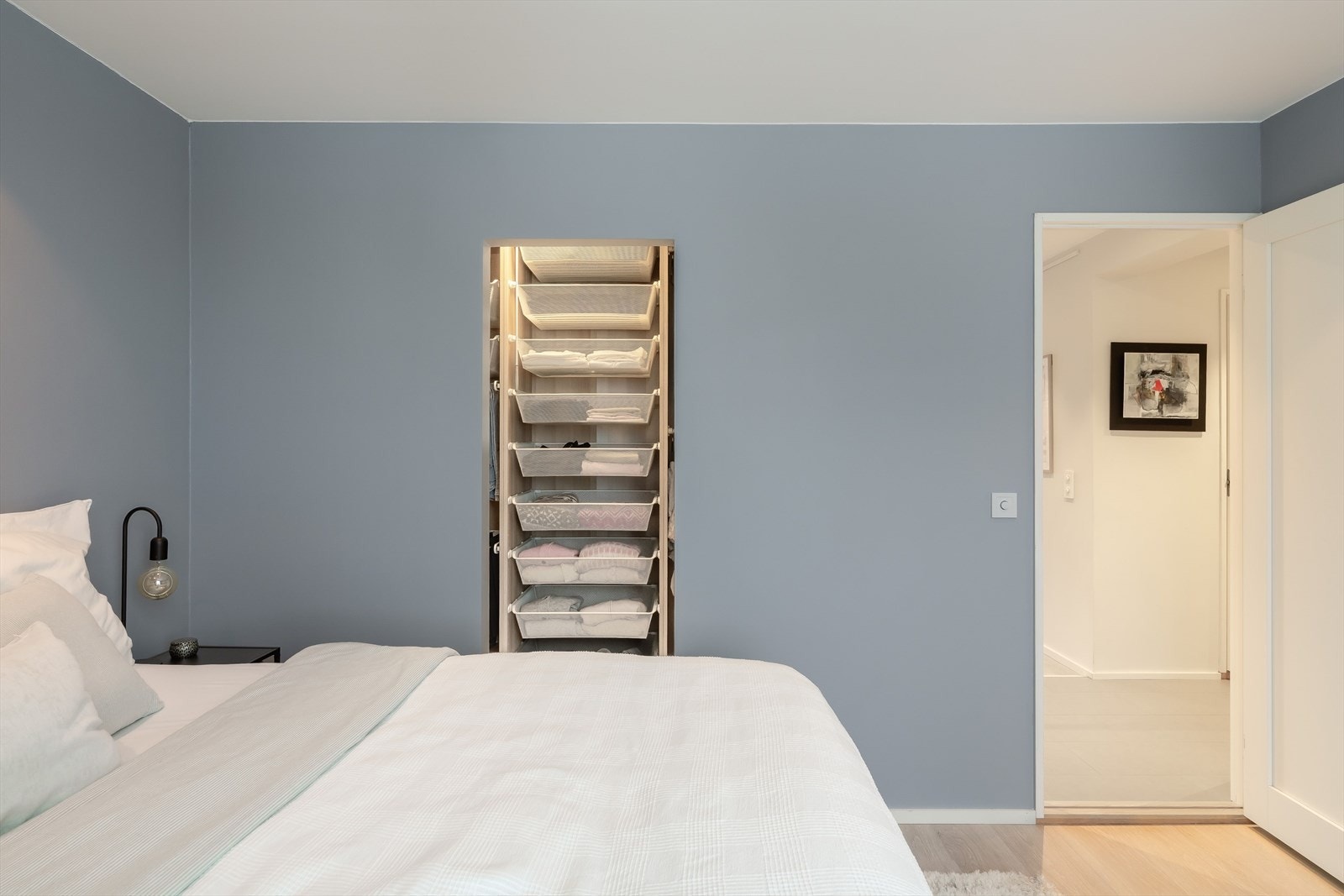 Rommet ble nylig malt av profesjonell. Galleribilde