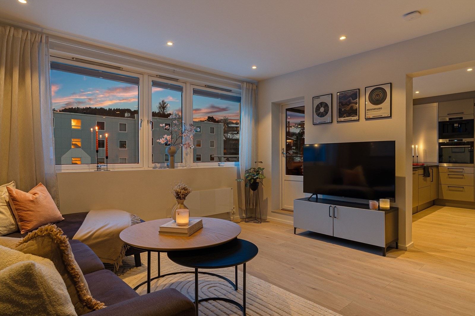 Leiligheten oppleves utrolig lys og tiltalende. Store vindusflater sørger for godt med naturlig lysinnslipp. Galleribilde