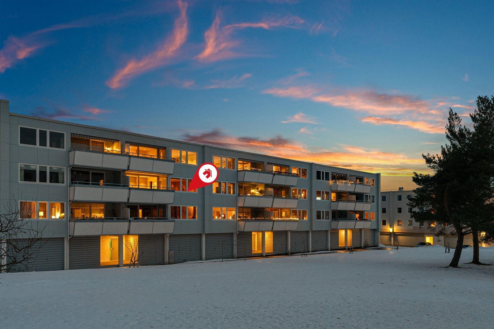 Leiligheten ligger i 2. etasje med garasjeplasser i sokkel. Det er inngang fra begge sidene av blokken og lagringsplass i 2 tilhørende boder i fellesareal. Galleribilde