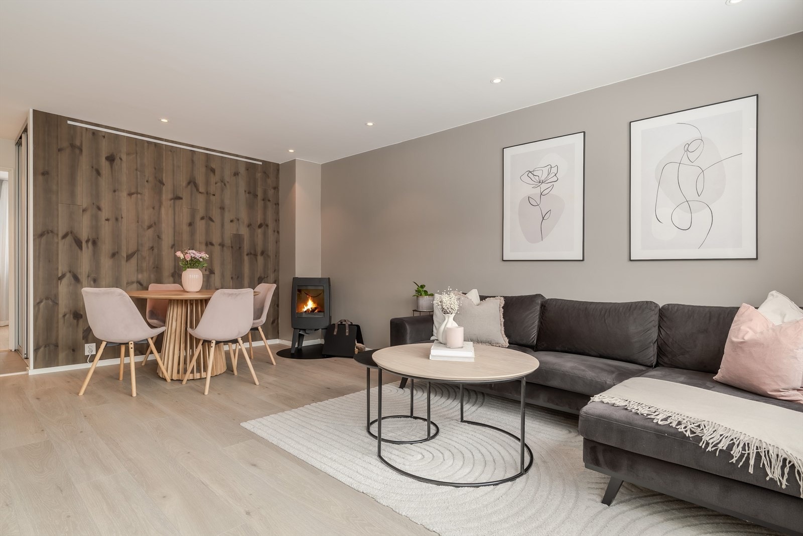 Leiligheten har en gjennomført pen standard og god planløsning etter oppussing i 2018. Galleribilde