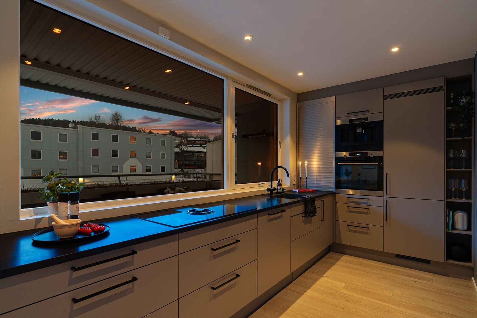 Delikat leilighet som ble oppgradert i 2018. Lekkert kjøkken fra kvalitetsleverandøren Sigdal. Galleribilde