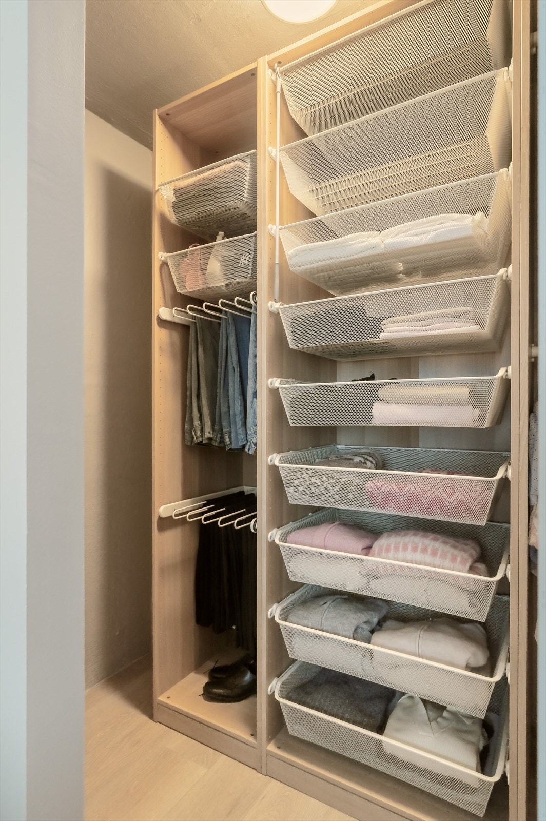 Det er også egen walk-in garderobe på hovedsoverommet. Galleribilde