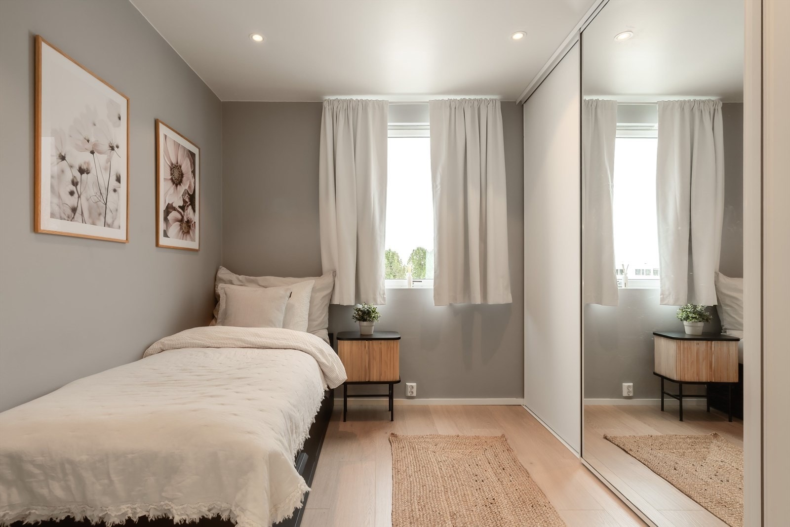 Soverom på 9 kvm. med skyvedørsgarderobe. Galleribilde