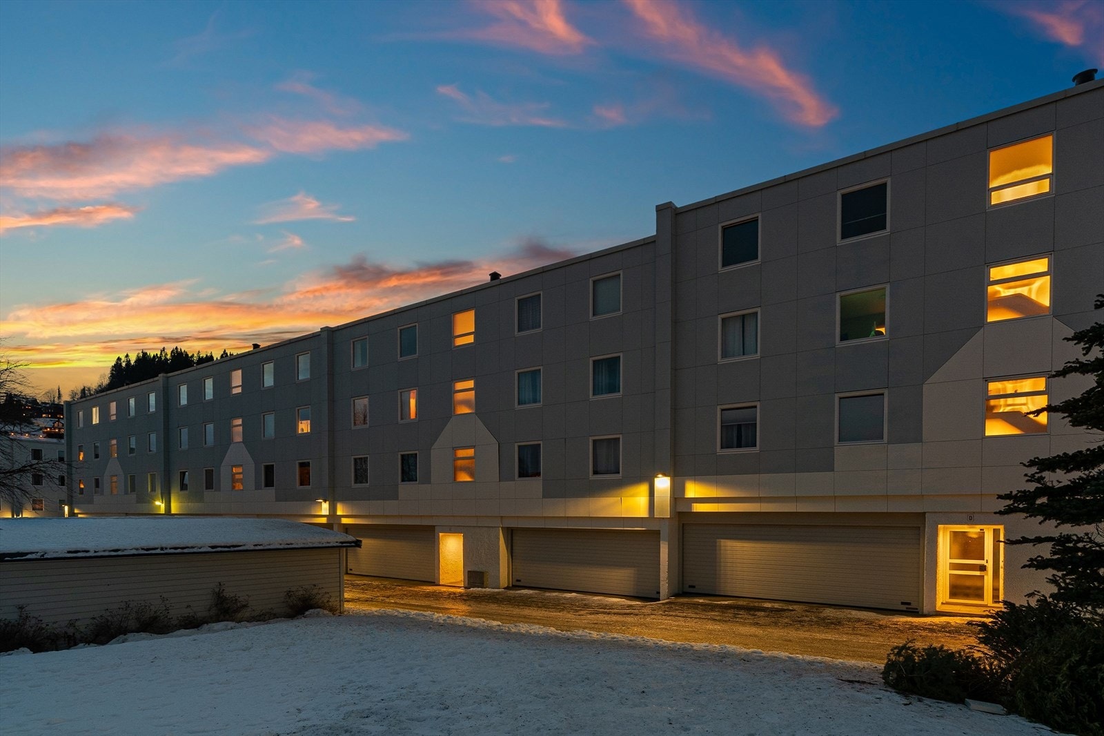 Det medfølger parkeringsplass i garasje. Ellers er det gjesteparkering på borettslagets tomt. Galleribilde