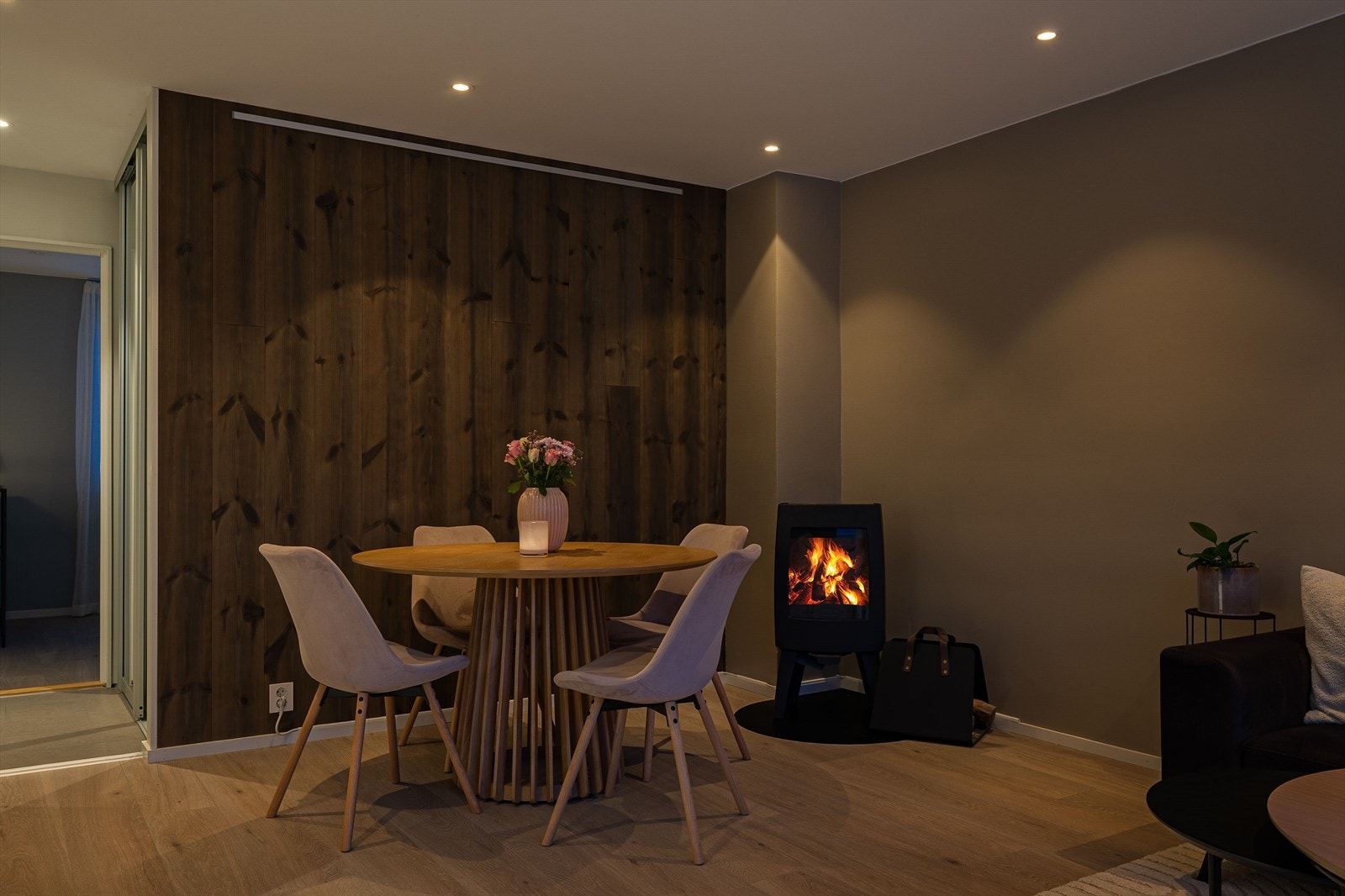 Stuen har også en effektiv peisovn for kalde vinterdager eller bare for kosen sin del. Galleribilde