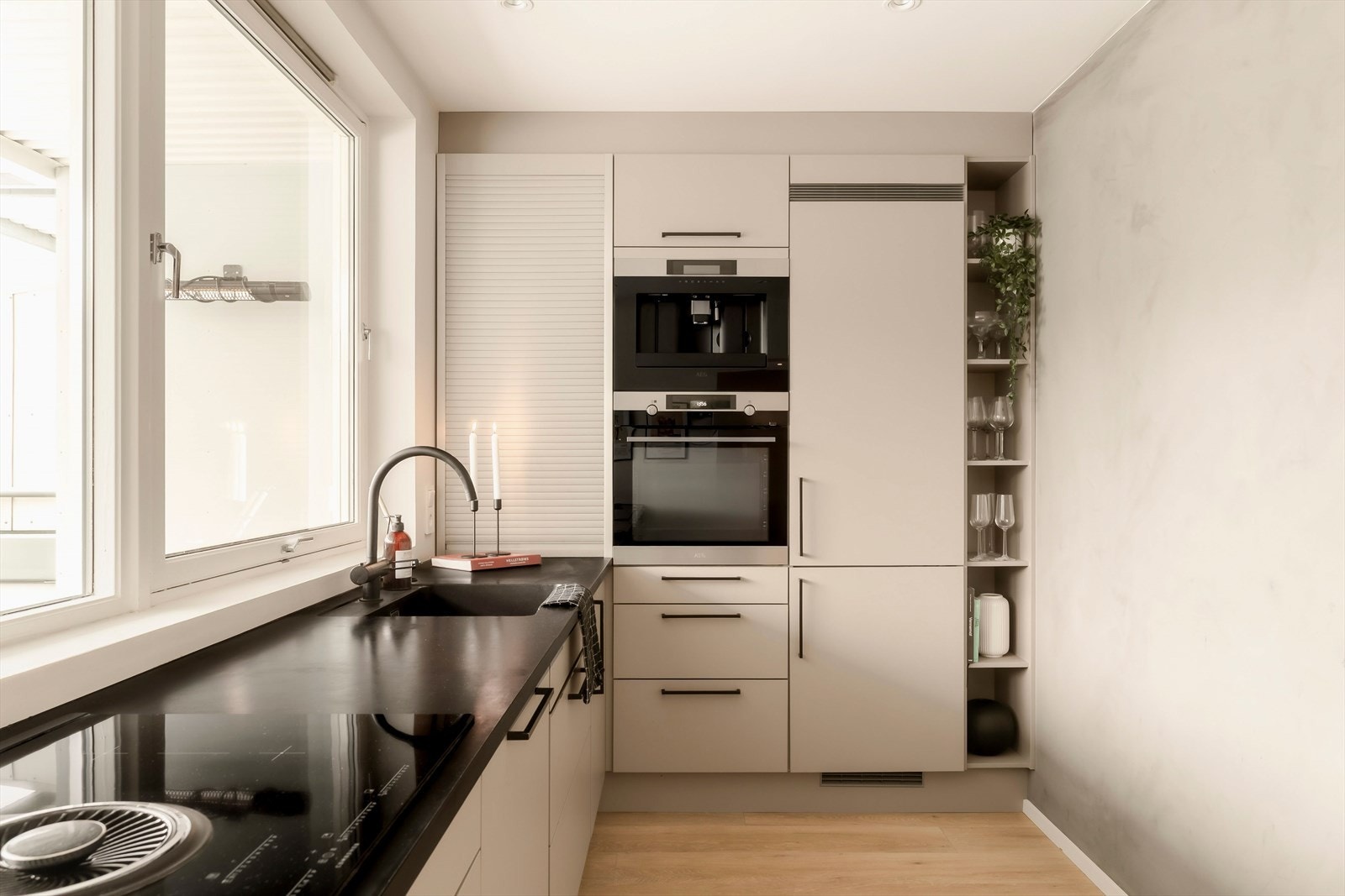 Kjøkkenet byr på rikelig med lagringsplass og integrerte hvitevarer. Galleribilde