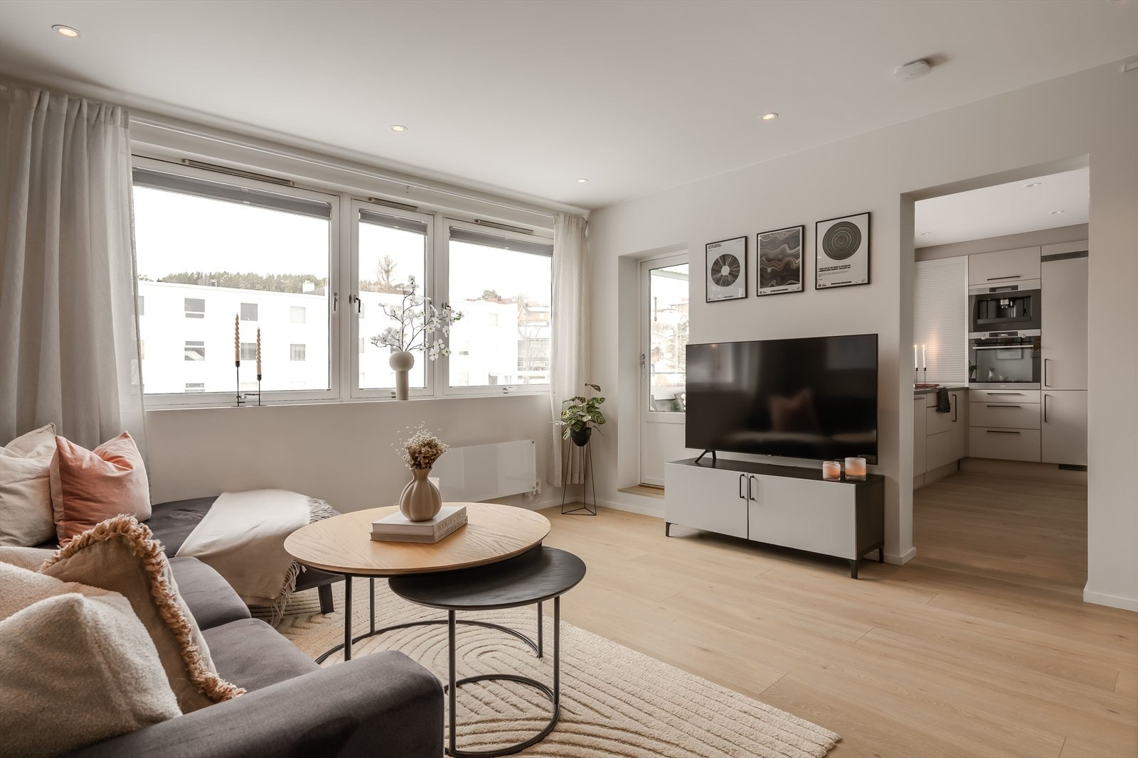 Fellesutgiftene inkluderer kommunale avgifter, kabel-tv/internett, trappevask, drift og vedlikehold i borettslaget. Det inkluderer også avdrag/renter på andel fellesgjeld. Galleribilde