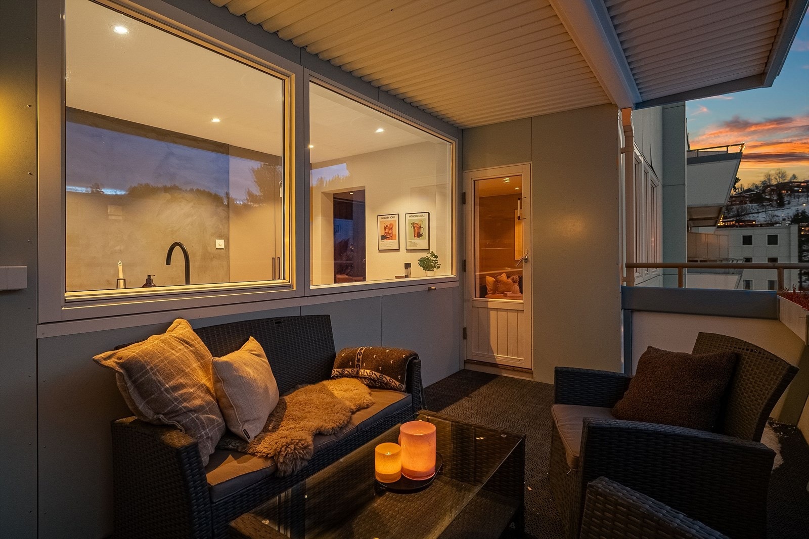 Balkongen vender mot vest og nyter gode solforhold. Galleribilde