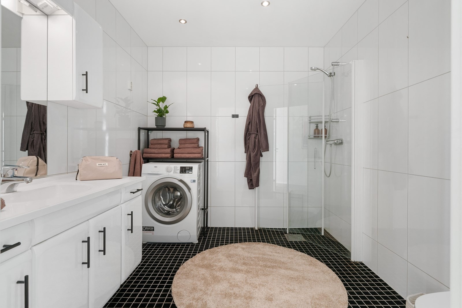 Det 6 kvm store badet har flislagte overflater og downlights i himling. Badet er utstyrt med en romslig baderomsinnredning med god lagringsplass, i tillegg til toalett, dusjhjørne og opplegg for vaskemaskin. Galleribilde