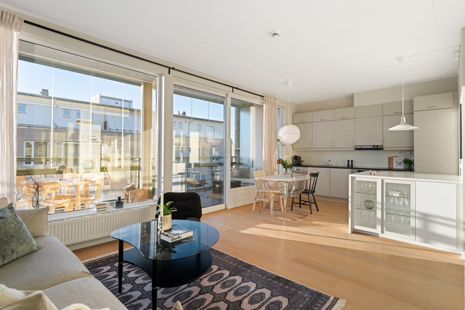 Hjørneleiligheten ligger høyt og luftig i 4. etasje, med sør-/vestvendt beliggenhet som gir gode solforhold store deler av dagen. Galleribilde