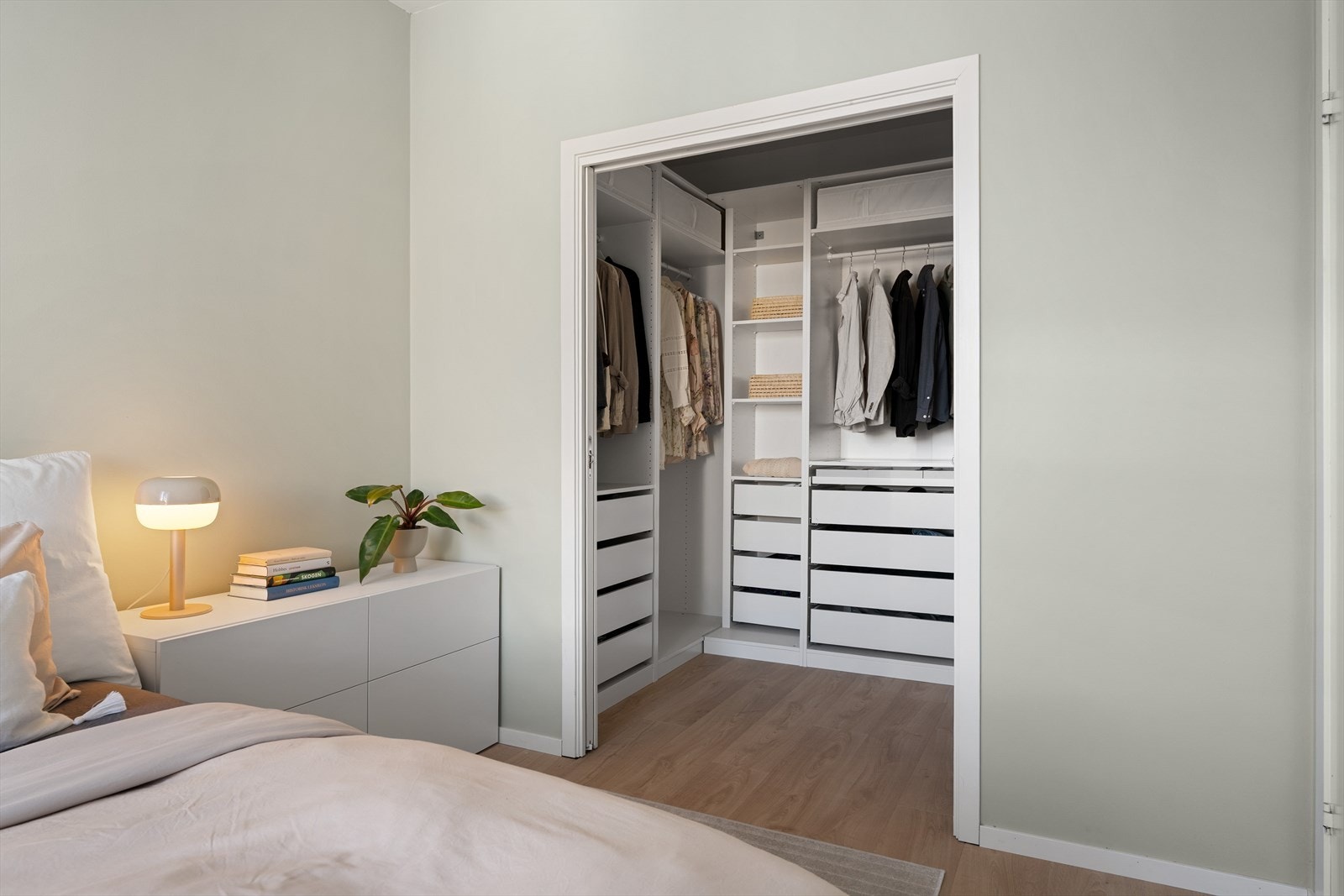 Hovedsoverommet har direkte adkomst til en stor walk-in garderobe. Galleribilde