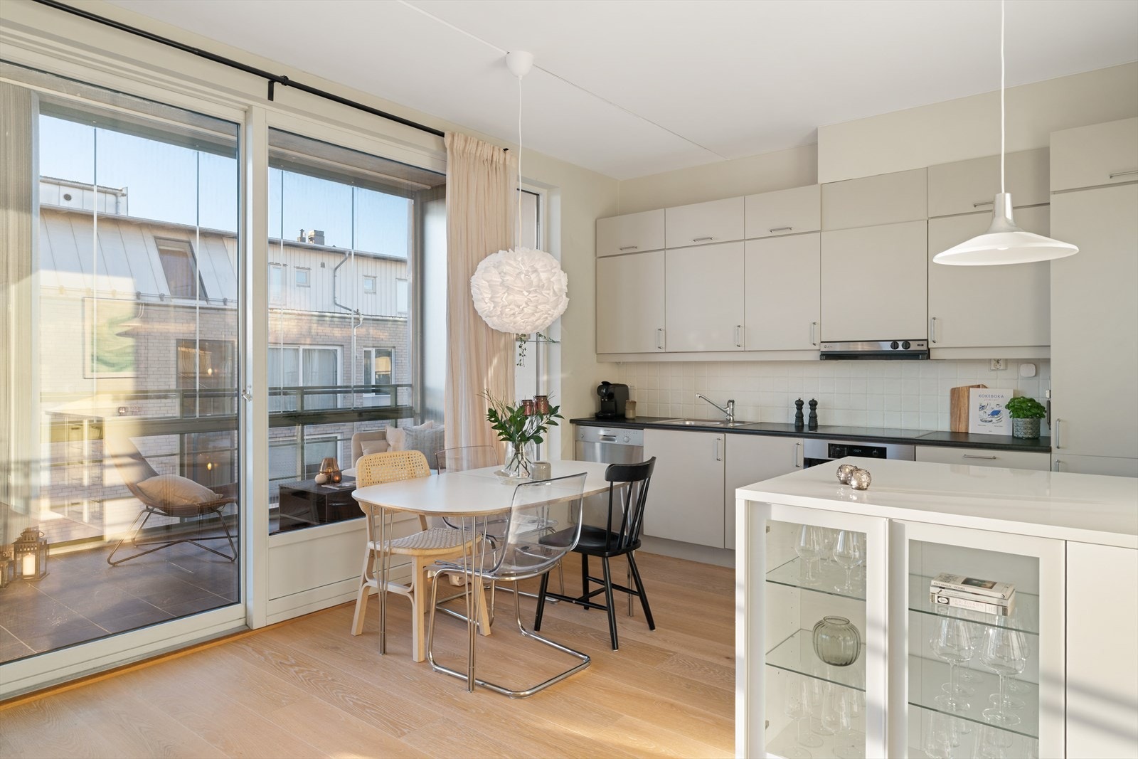 Kjøkkenet ble oppgradert med ny Miele induksjonstopp og stekeovn i 2021. Galleribilde