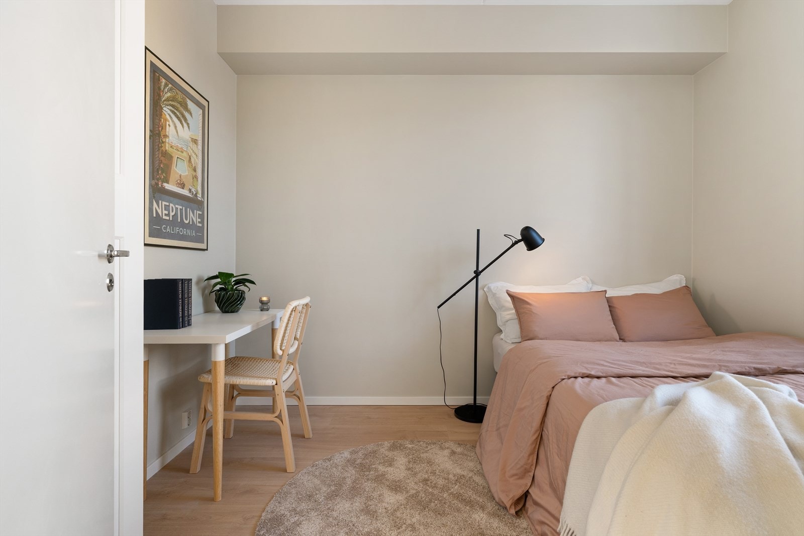 Begge rommene fikk nye gulv i 2023 og fremstår som lyse og innbydende. Galleribilde