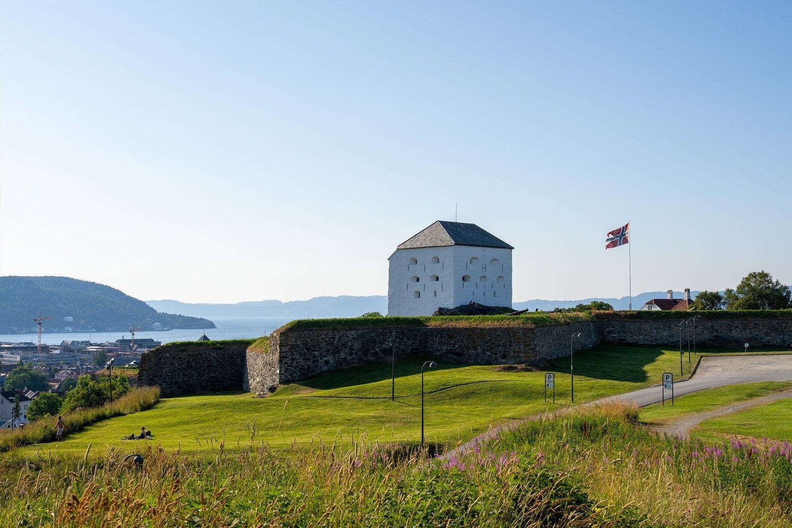 I nærområdet har man Festningsparken som er et yndet sted for mange om sommeren. Galleribilde