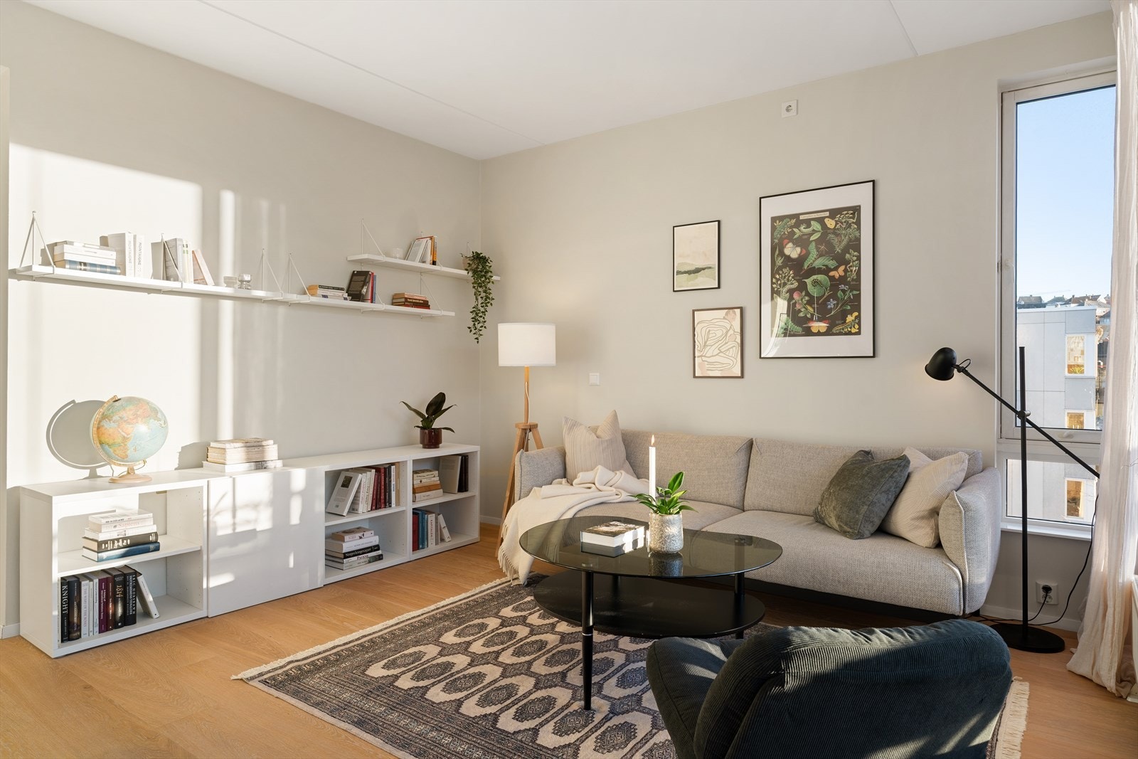 Leiligheten varmes opp med vannbåren fjernvarme gjennom radiatorer, som er inkludert i de månedlige felleskostnadene på 4124 kr/mnd. Galleribilde