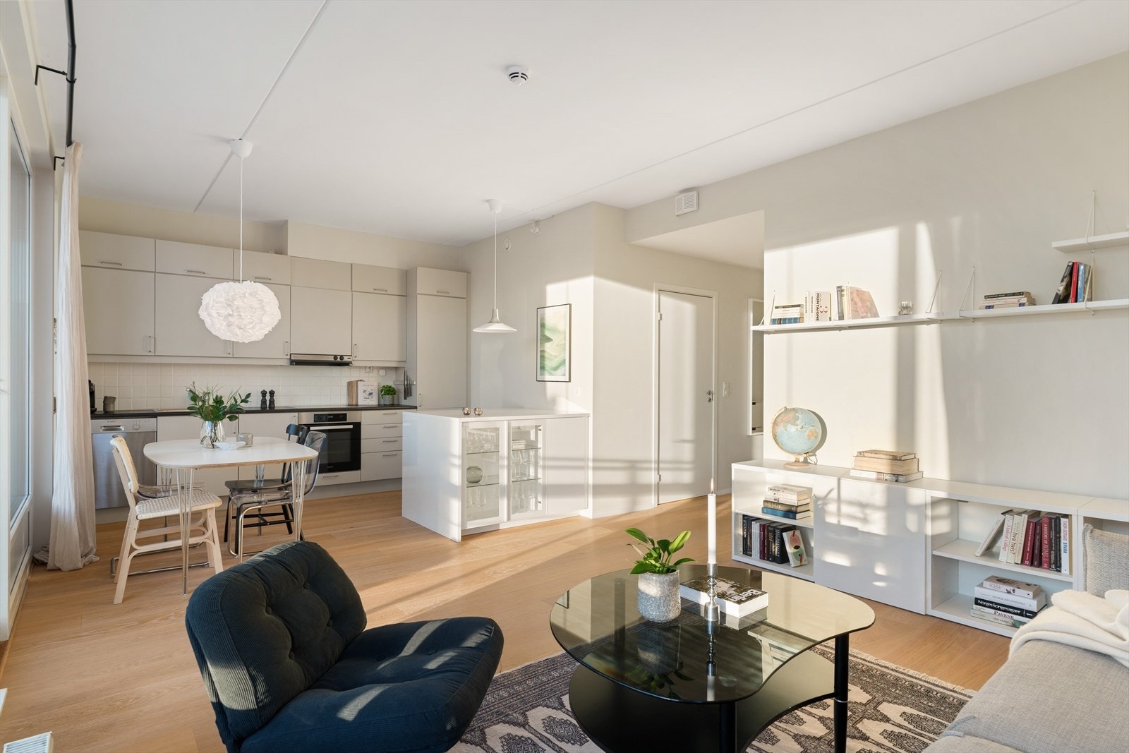 Oppholdsrommet i form av stue/kjøkken imponerer med god takhøyde og rikelig med naturlig lys. Galleribilde