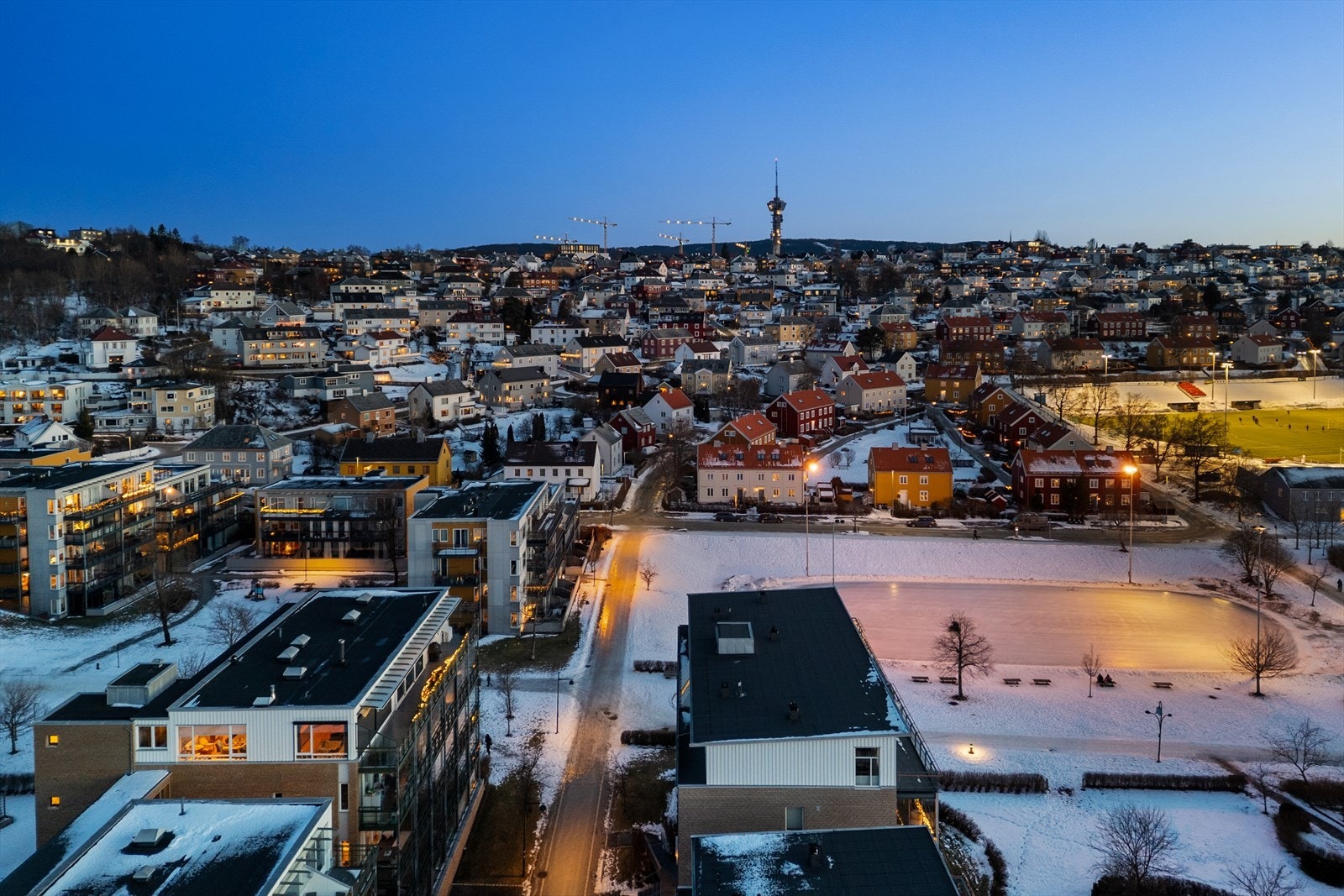 Beliggenheten på Rosenborg byr på gangavstand til flere bydeler som Bakklandet, Solsiden, Festningen og sentrum. Her får du alt du kan tenke deg av butikker, offentlig kommunikasjon, servicetilbud og fritidsmuligheter like utenfor utgangsdøren. Galleribilde