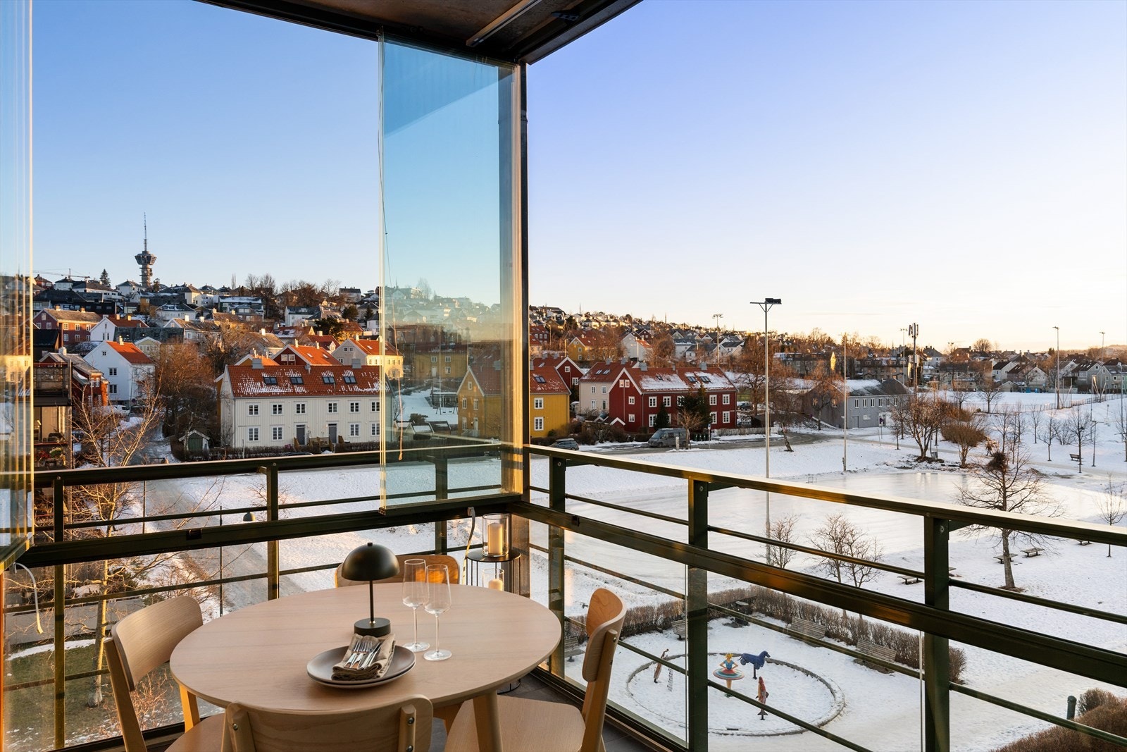 Balkongen er innglasset med skyvedører som kan justeres etter behov, noe som forlenger sesongen og bruken av den. Galleribilde