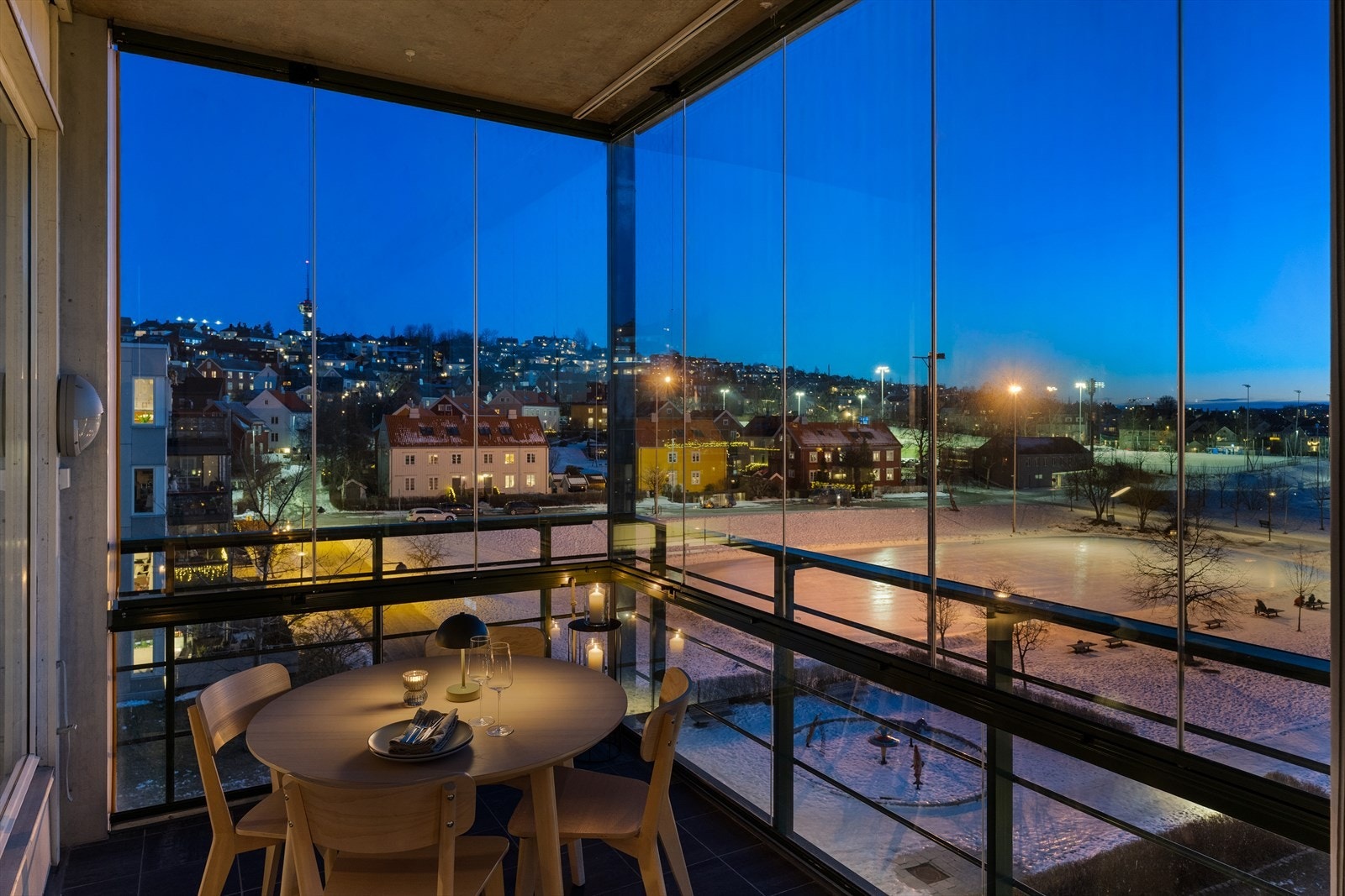 Fra balkongen kan man følge livet som utspiller seg i nærområdet, samtidig som man nyter utsikten mot Tyholttårnet og parkområdet. Galleribilde