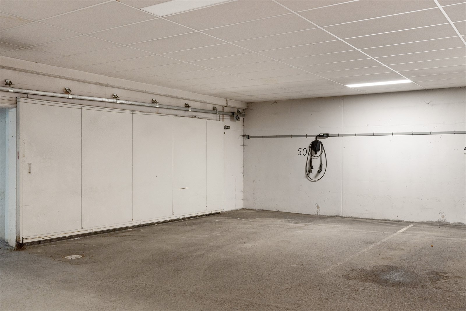 Seksjonen disponerer en romslig hjørneplass i parkeringsanlegget. Elbillader medfølger. Galleribilde