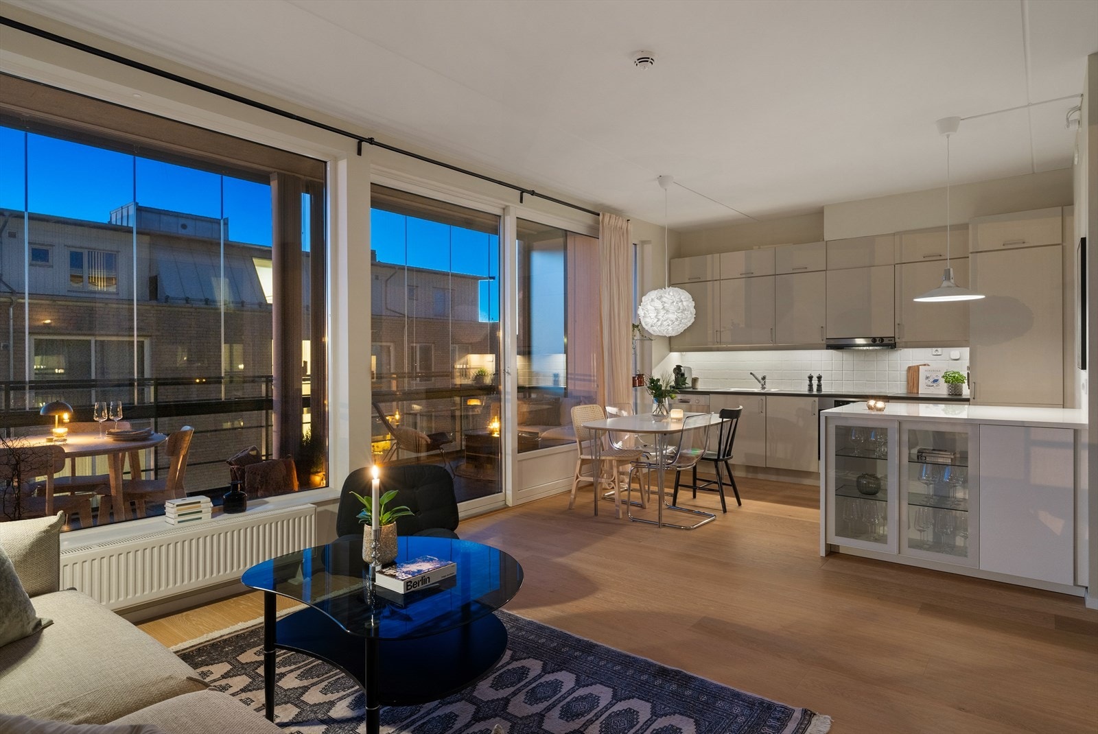 Store vindusflater er en gjenganger i leiligheten, og bidrar til en lett og luftig atmosfære. Galleribilde