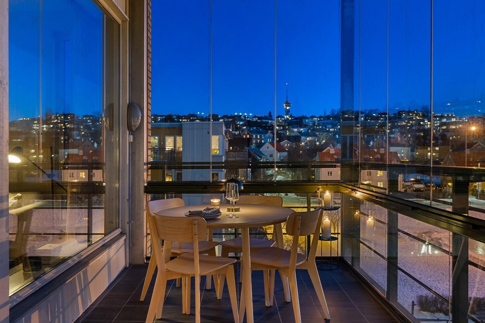 "Hva kommer vi til å savne mest? Hele pakken - frokost på balkongen, sene kvelder med venner, kveldssola oppover Tyholt-takene og middagslaging på kjøkkenøya." Galleribilde