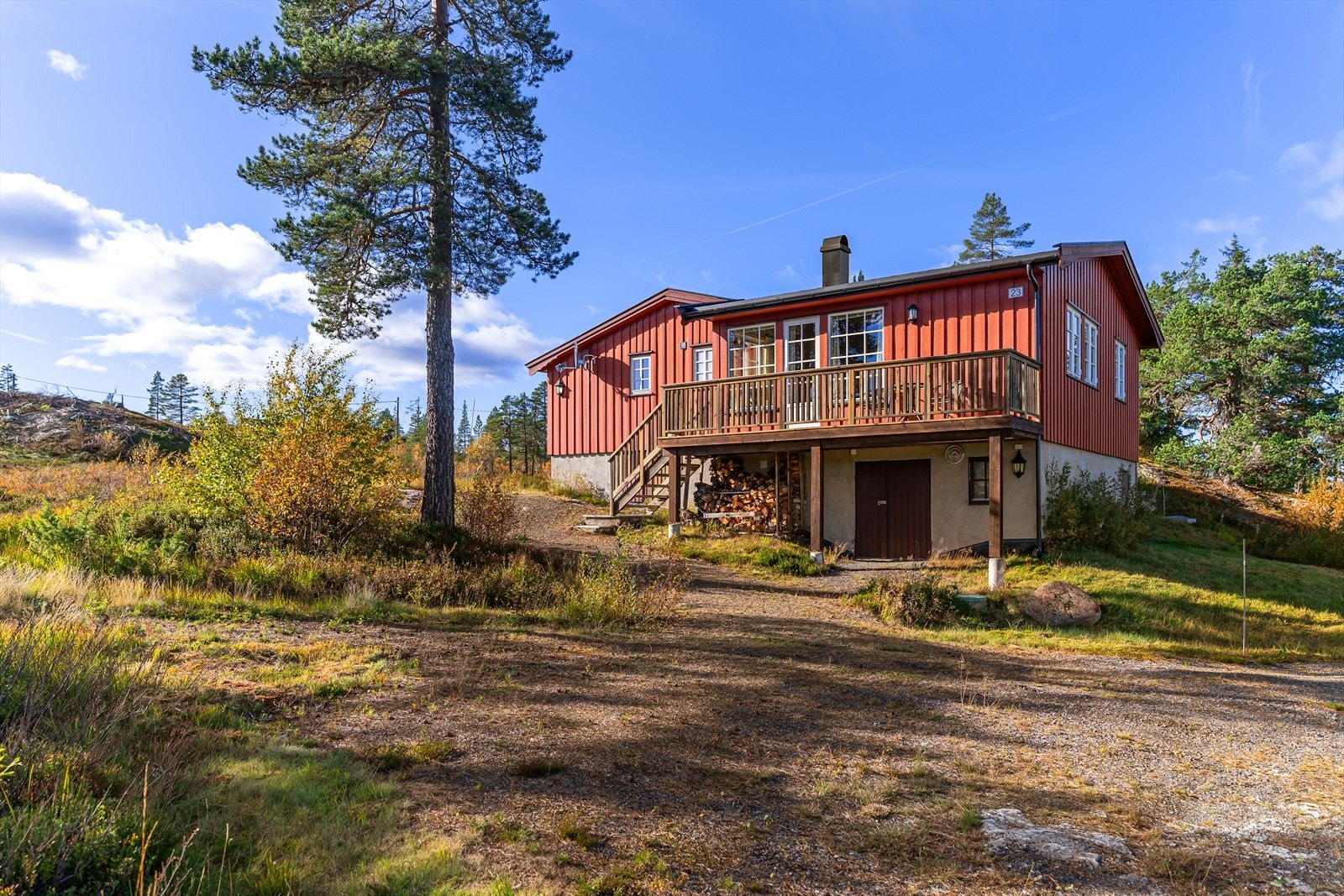 På tomta er det god plass til parkering av flere kjøretøy. Galleribilde