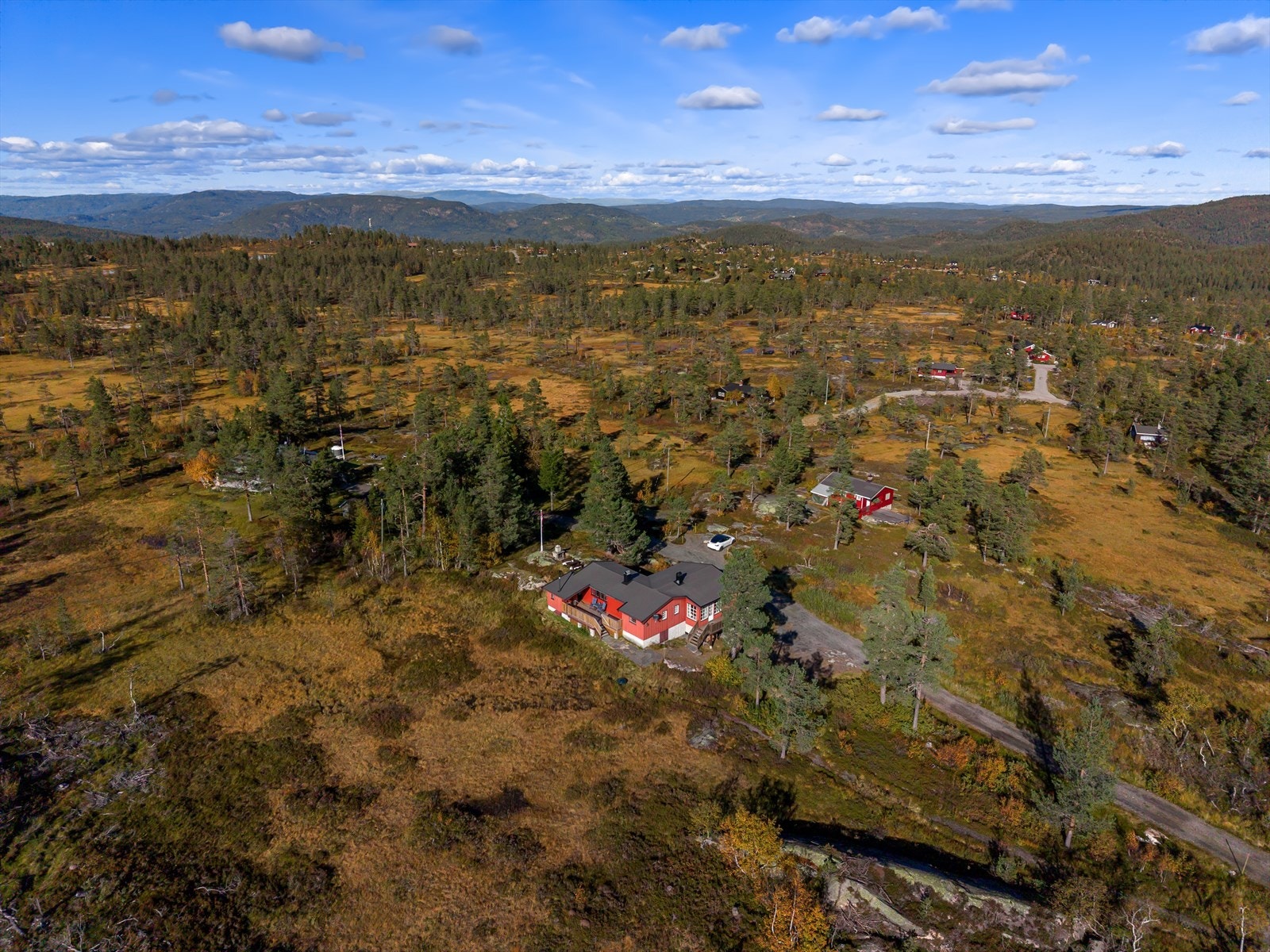 Her bor du med kort vei til serveringssteder, handel og aktiviteter som Blefjellheisen, Gvelven Kro og Blestua. Galleribilde