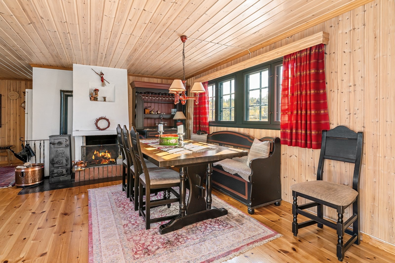 I spisestua er det rikelig med plass til spisebord for hele familien, mens den åpne peisen skaper en lun og koselig stemning. Galleribilde