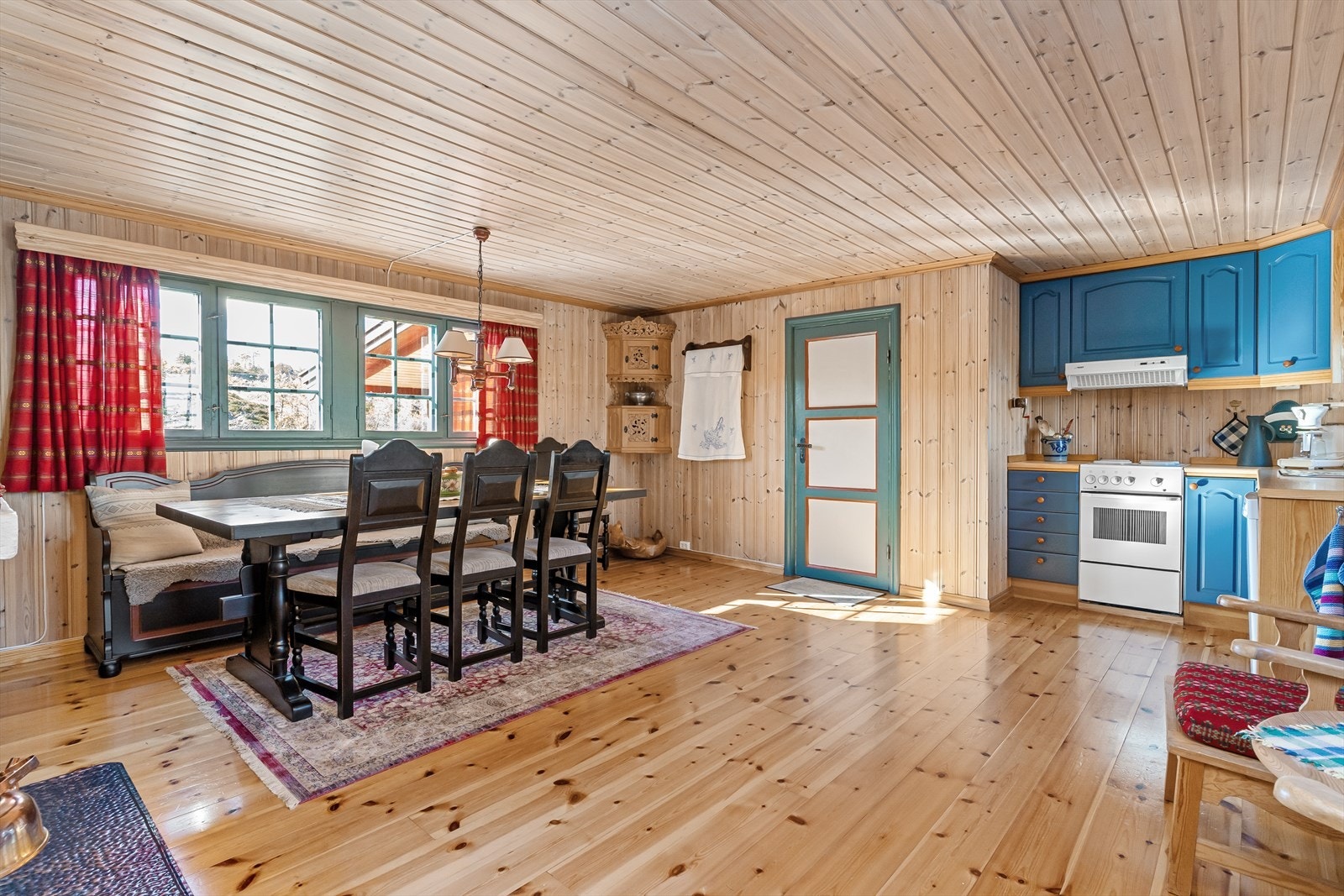 Hytta har en innbydende åpen løsning mellom kjøkken og spisestue, som gir rommet en luftig og behagelig atmosfære. Galleribilde