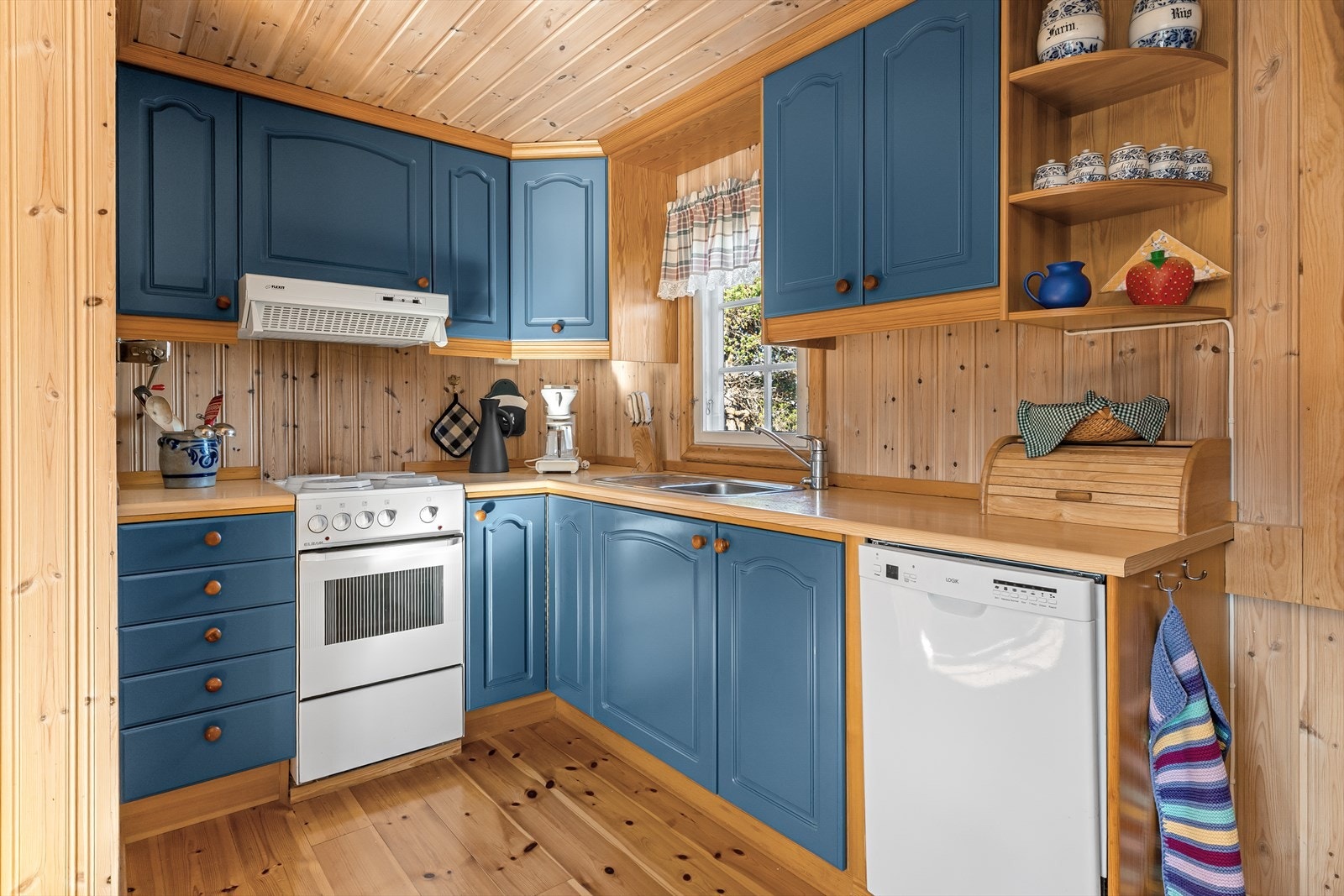 Kjøkkenet har innredning med profilerte fronter og benkeplate av laminat. Galleribilde