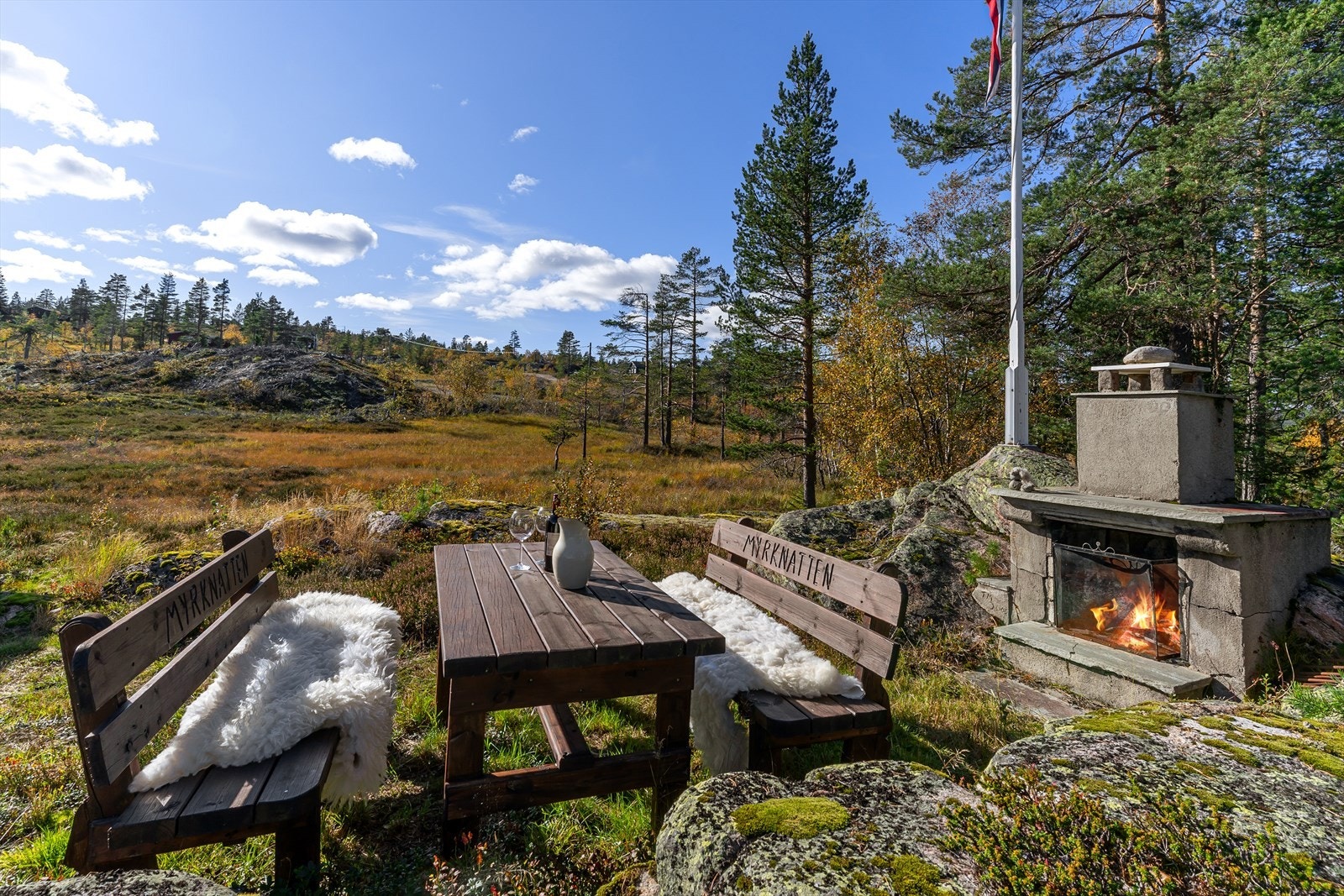 Med sitteplasser og utepeis ligger alt til rette for å nyte både sene sommerkvelder og solrike vinterdager i naturskjønne omgivelser. Galleribilde