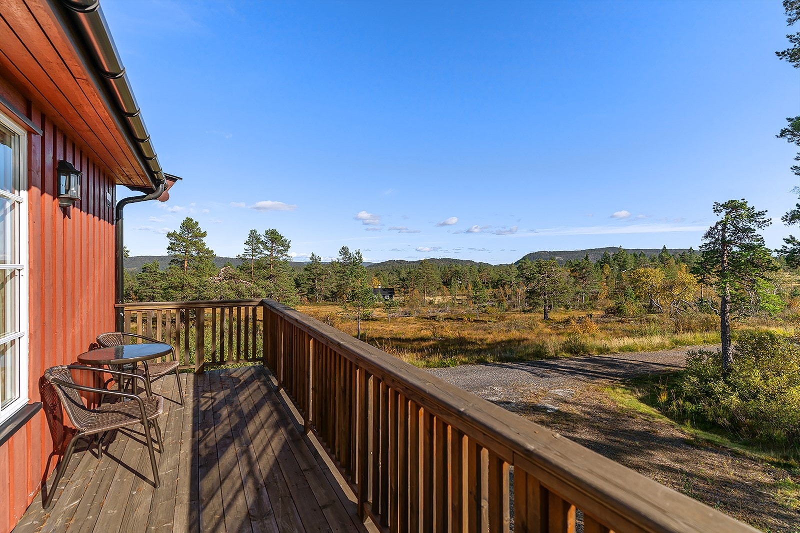 Terrassen vender mot sørøst og gir fine solforhold om morgenen - ideelt for en rolig start på dagen med kaffekoppen i hånda. Galleribilde