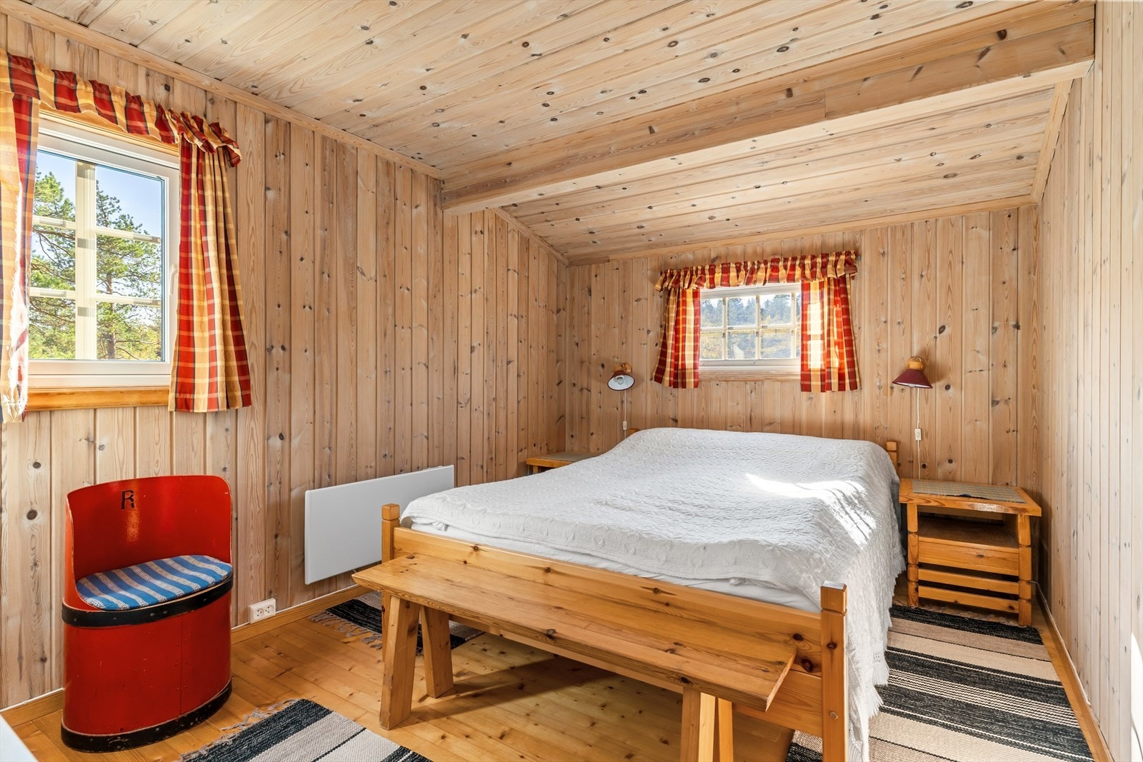 Hovedsoverommet med plass til både dobbeltseng, nattbord samt garderobeløsning. Galleribilde