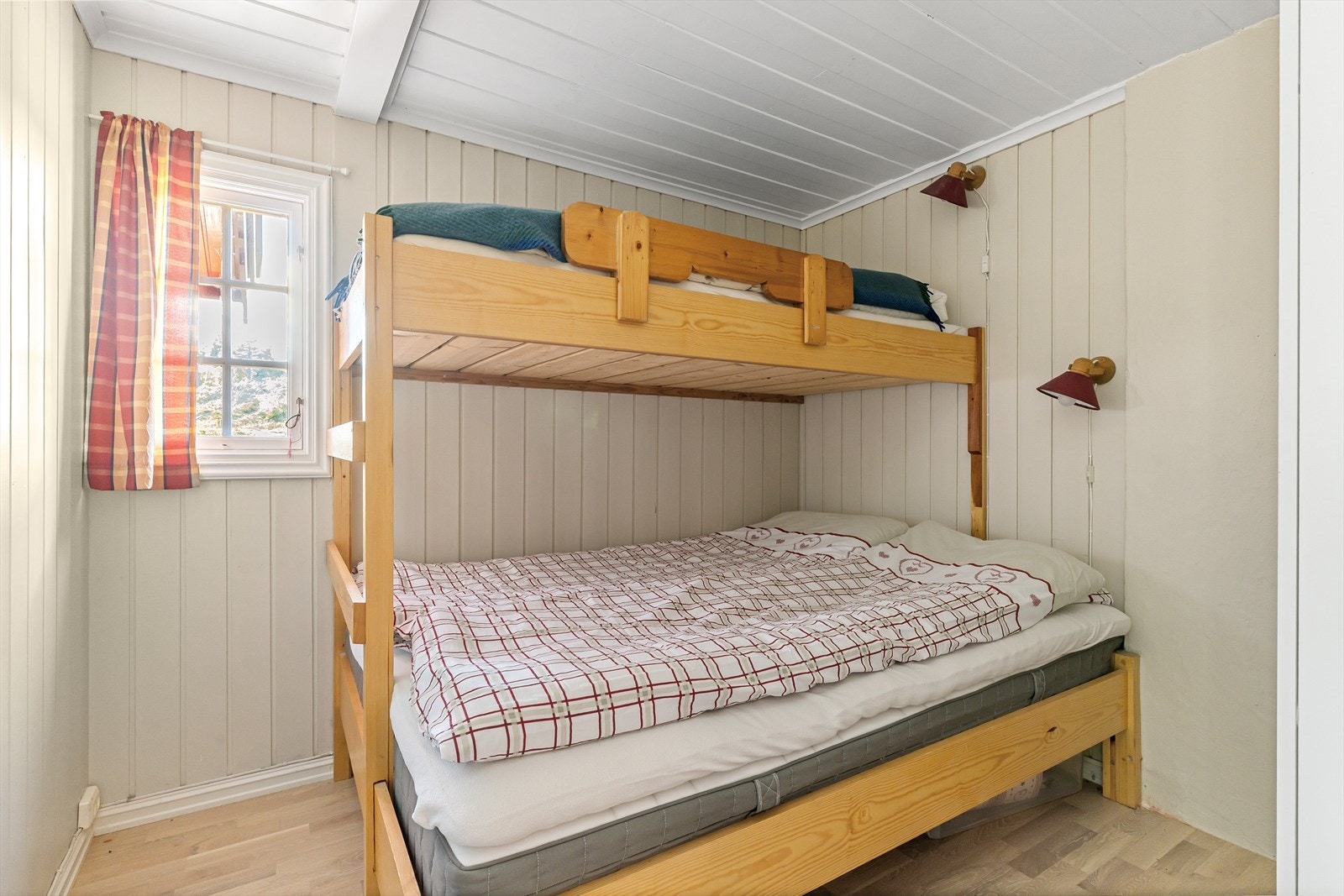 Soverom 2. Tre av soverommene er i dag innredet med praktiske køyesenger, som gir gode overnattingsmuligheter for flere. Galleribilde