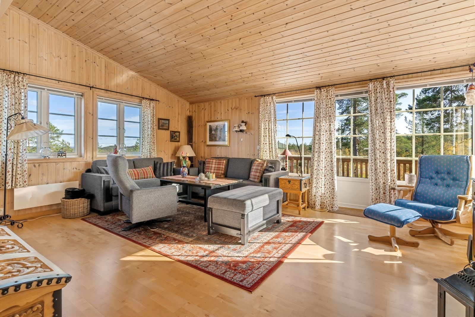 Stua har en åpen og romslig utforming med god høyde under taket, som gir rommet en behagelig atmosfære med et eksklusivt, men varmt preg.
Fra stua er det utgang videre til terrassen. Galleribilde