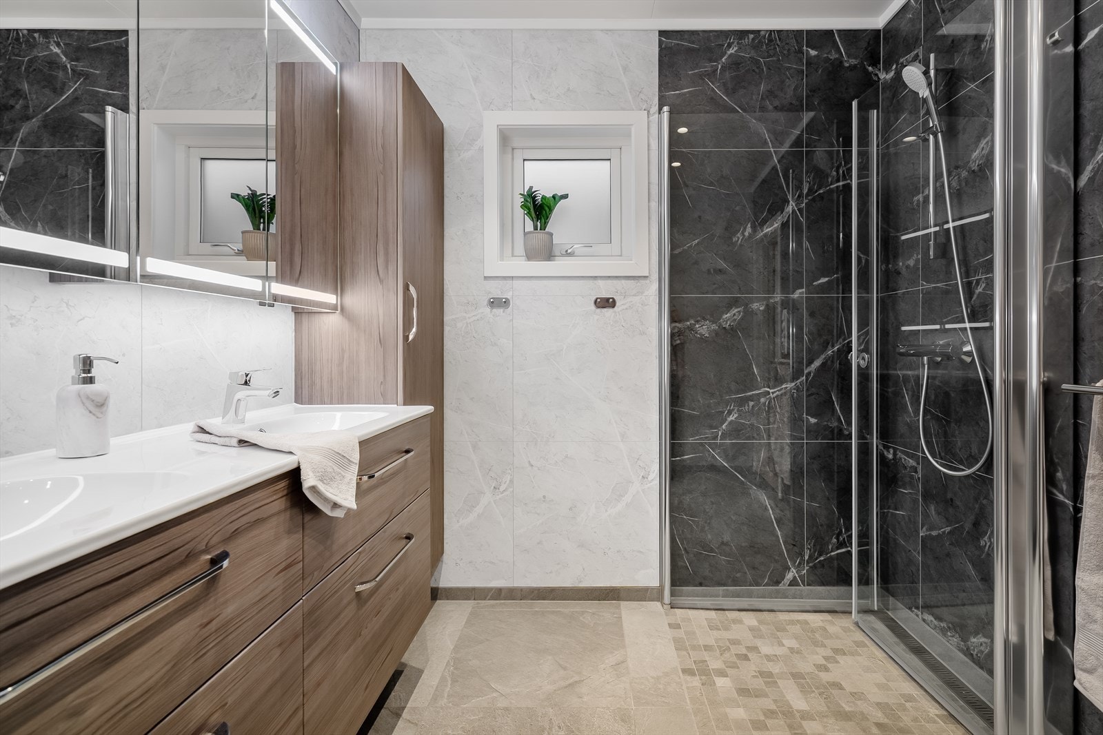 Hovedbadet i 1. etasje med dusj, dobbelvask og wc Galleribilde