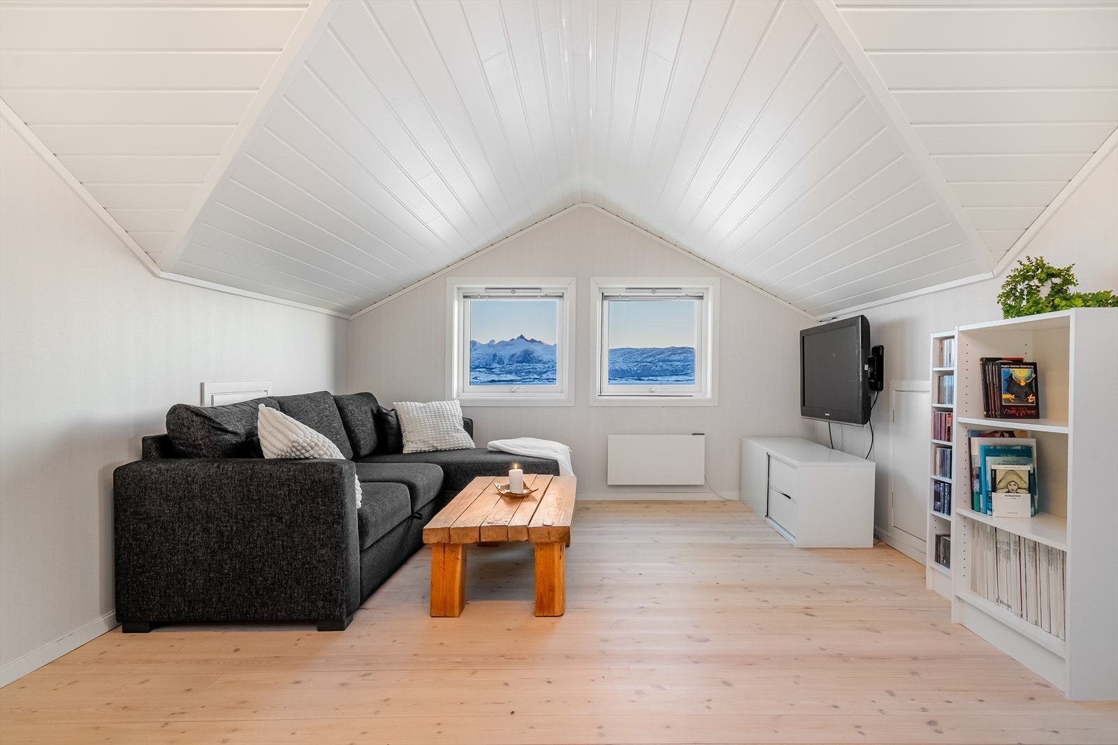 På loftstuen har nåværende eier laget til en koselig sittegruppe med tv Galleribilde