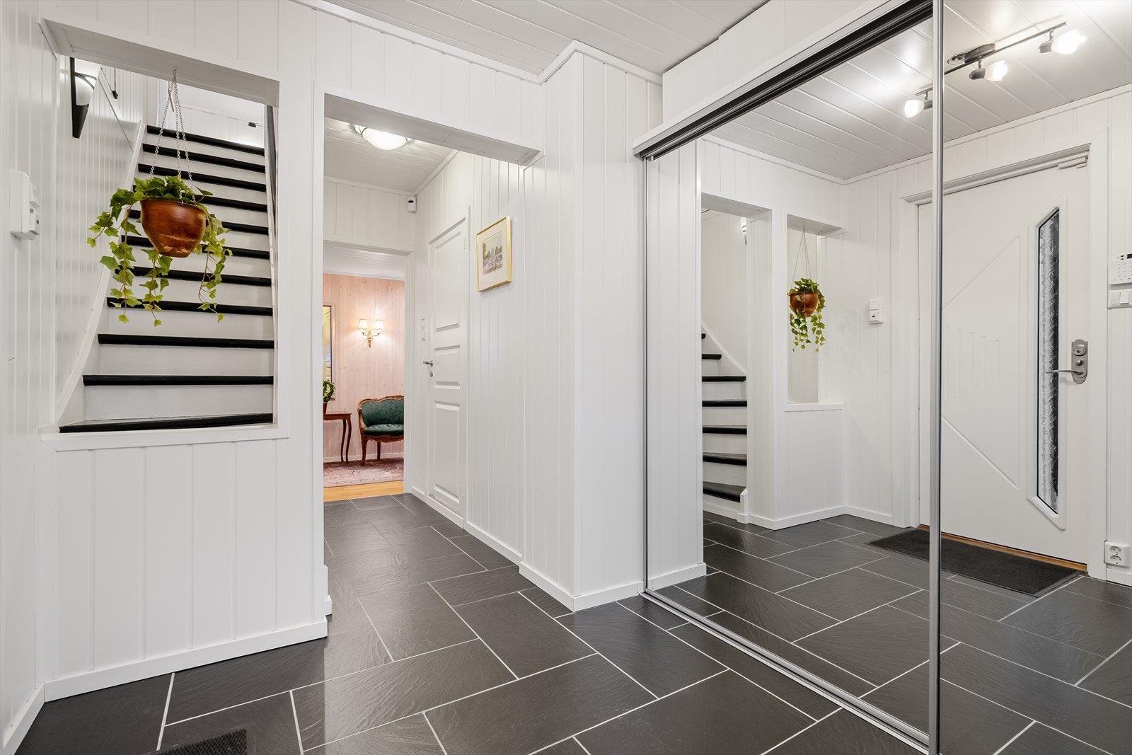 Flislagt entré med varme i gulv Galleribilde