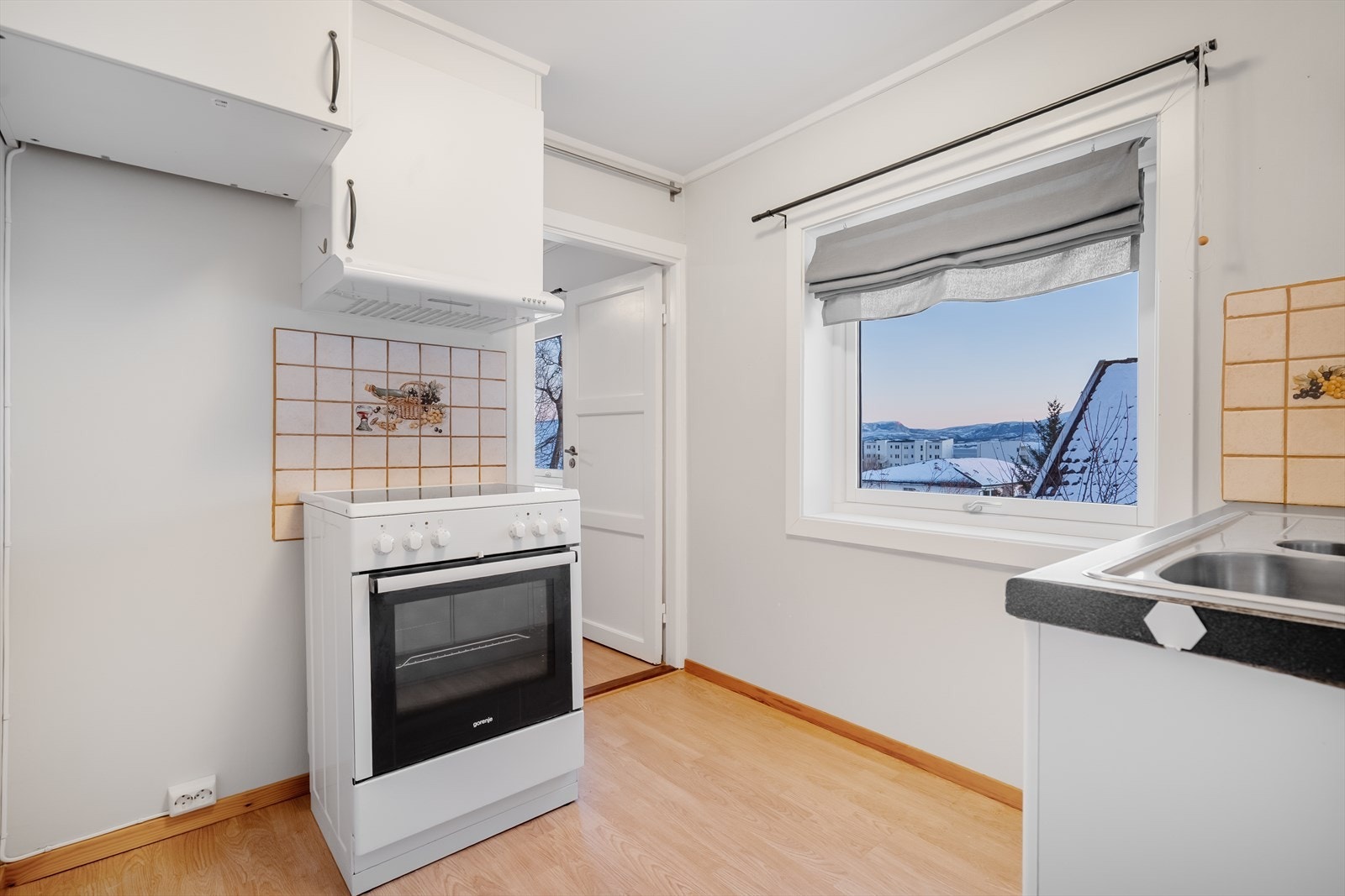 Kjøkkendel i sokkelleiligheten Galleribilde