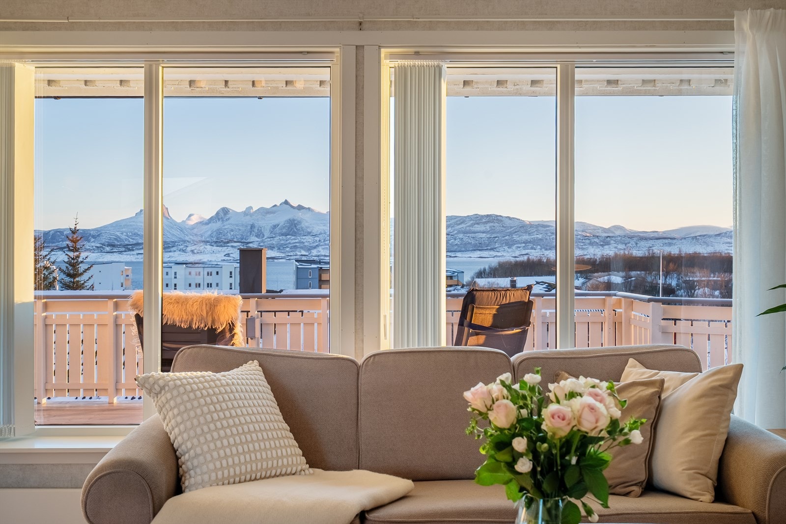 store vindusflater med vakker utsikt fra stuen Galleribilde