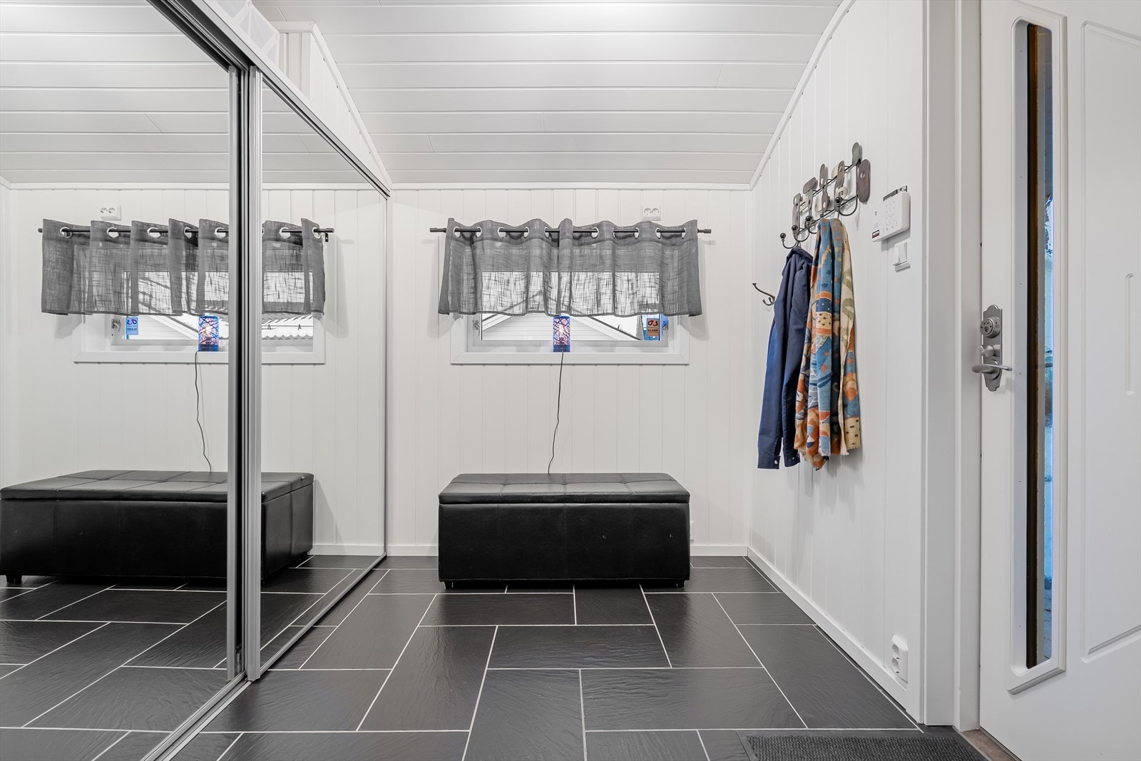 Entréen er romslig og har skyvedørsgarderobe med speil, samt god plass for diverse oppheng Galleribilde