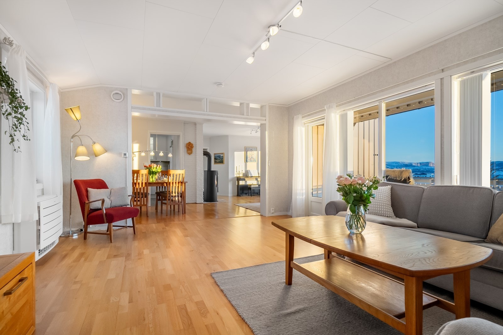 Stor og luftig stue og godt med naturlig lysinnslipp Galleribilde