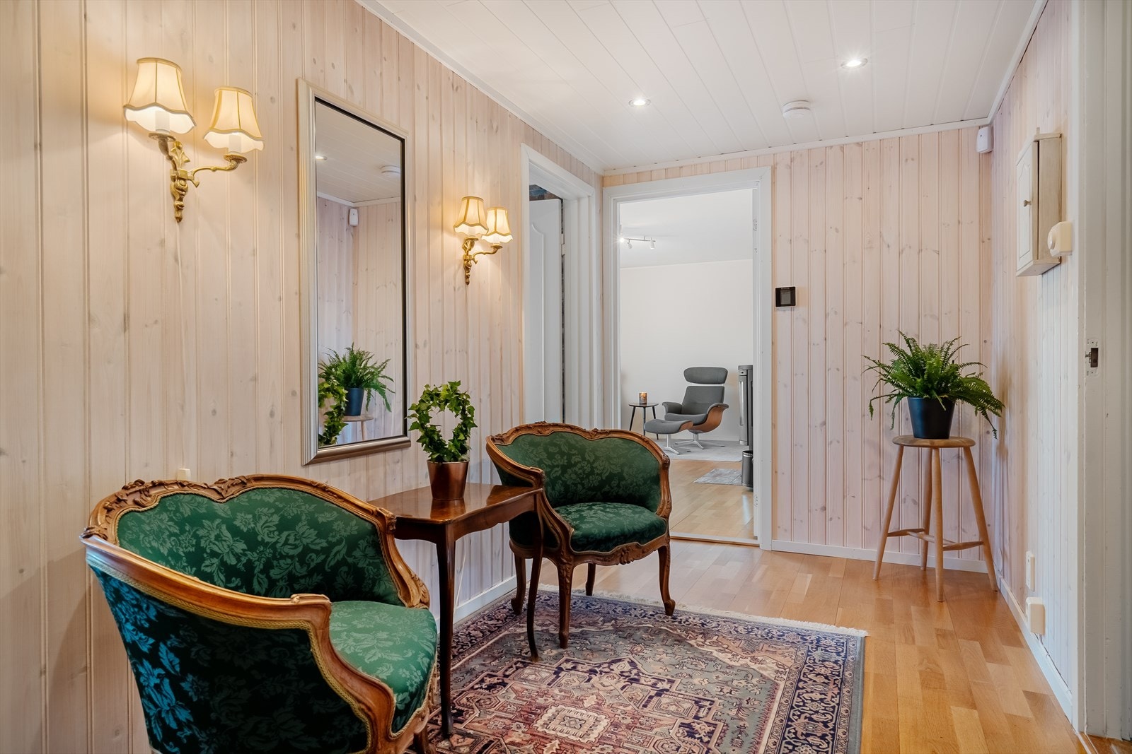 Fra entréen er det tilgang til stue, 2 soverom, vaskerom, hovedbad og kjellertrapp Galleribilde