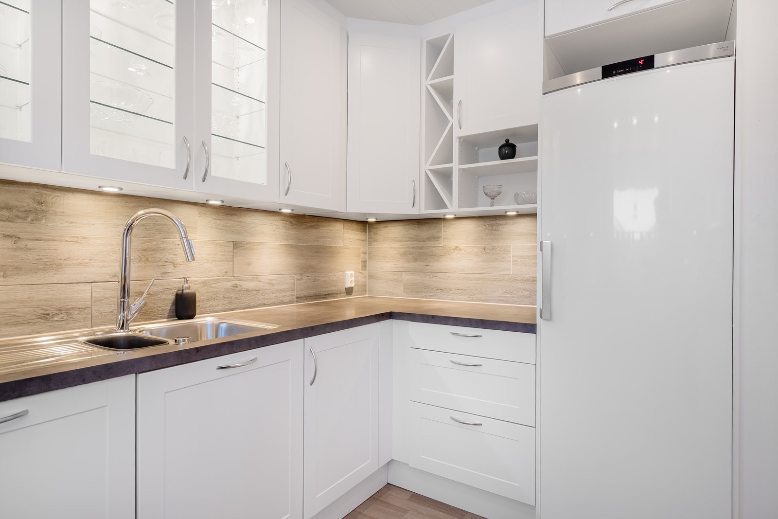 Praktiske spotter under overskapene Galleribilde