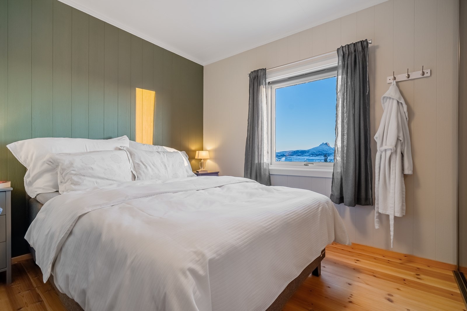 Hovedsoverommet i 1. etasje er romslig med god plass til dobbeltseng, nattbord og garderobeskap Galleribilde