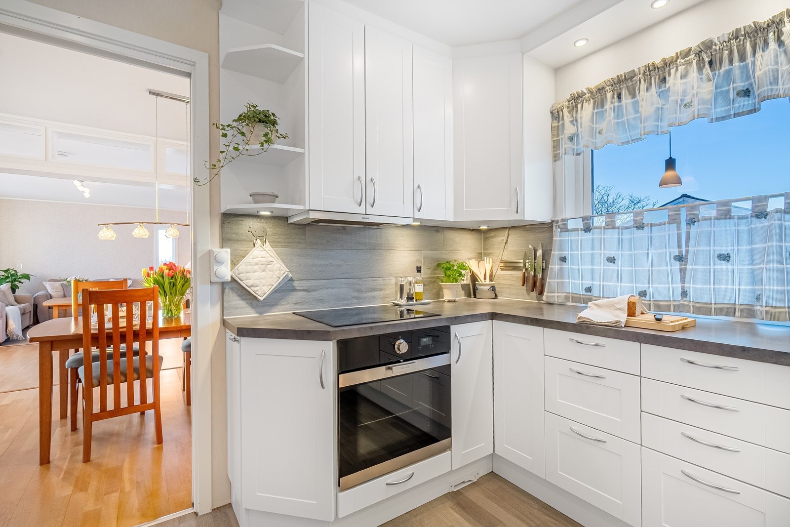 Fra kjøkkenet er det utgang til stuen Galleribilde