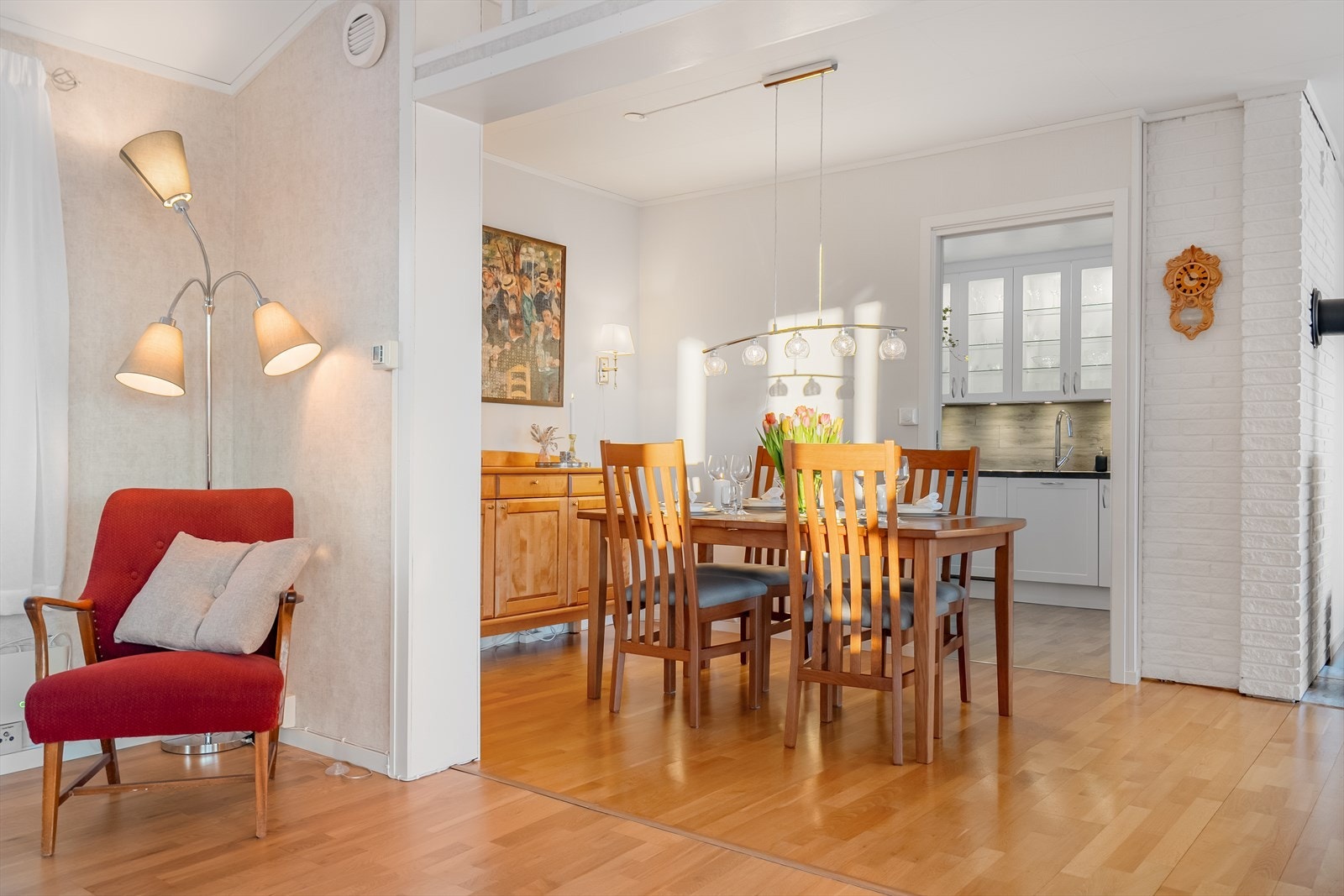 Stuen har god plass til egen spisegruppe utenfor kjøkkenet Galleribilde