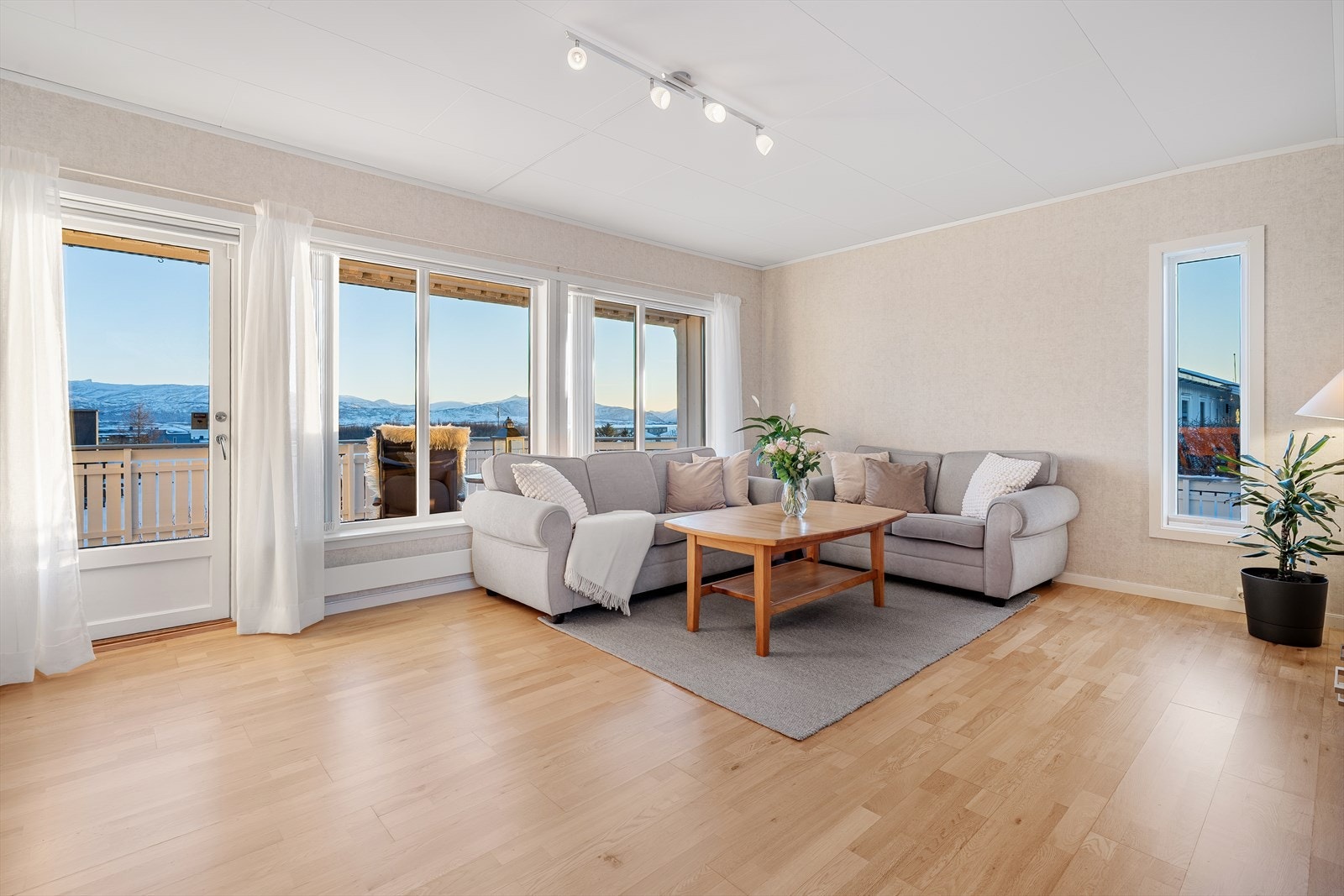 Fra stuen er det utgang til en stor veranda Galleribilde