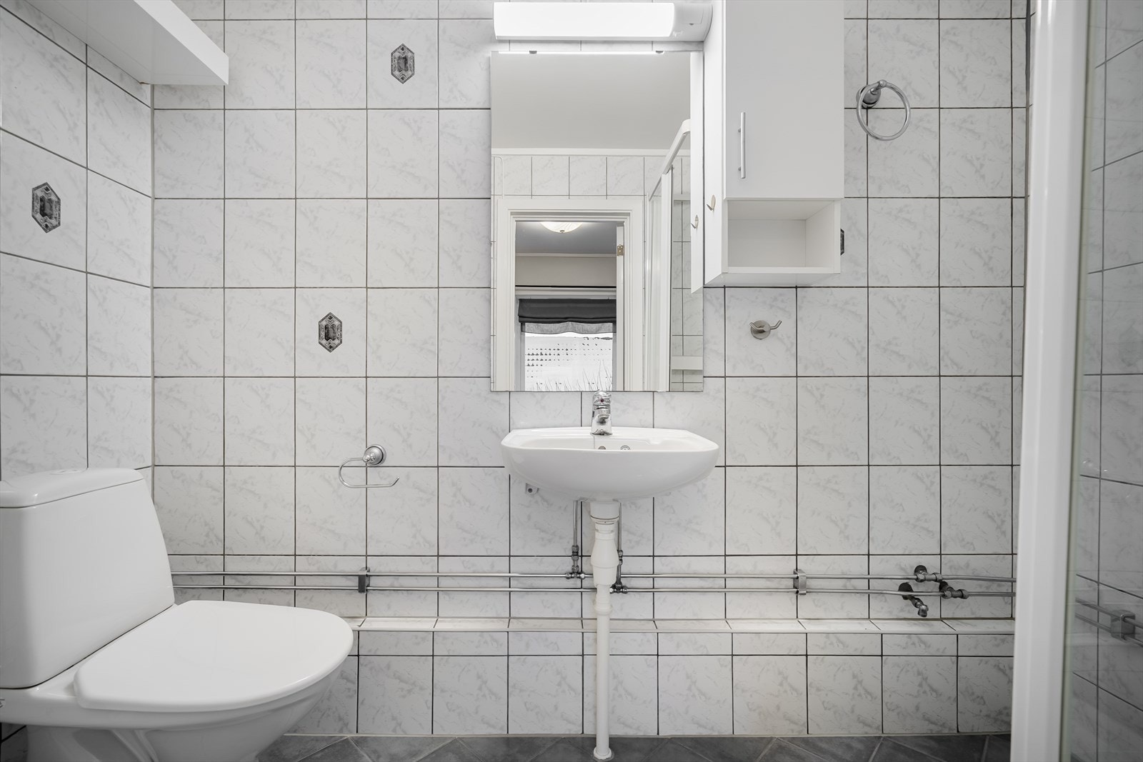 Utleiedelen har eget flislagt bad med dusj, wc og vask. Det er i tillegg opplegg for vaskemaskin og tørketrommel Galleribilde